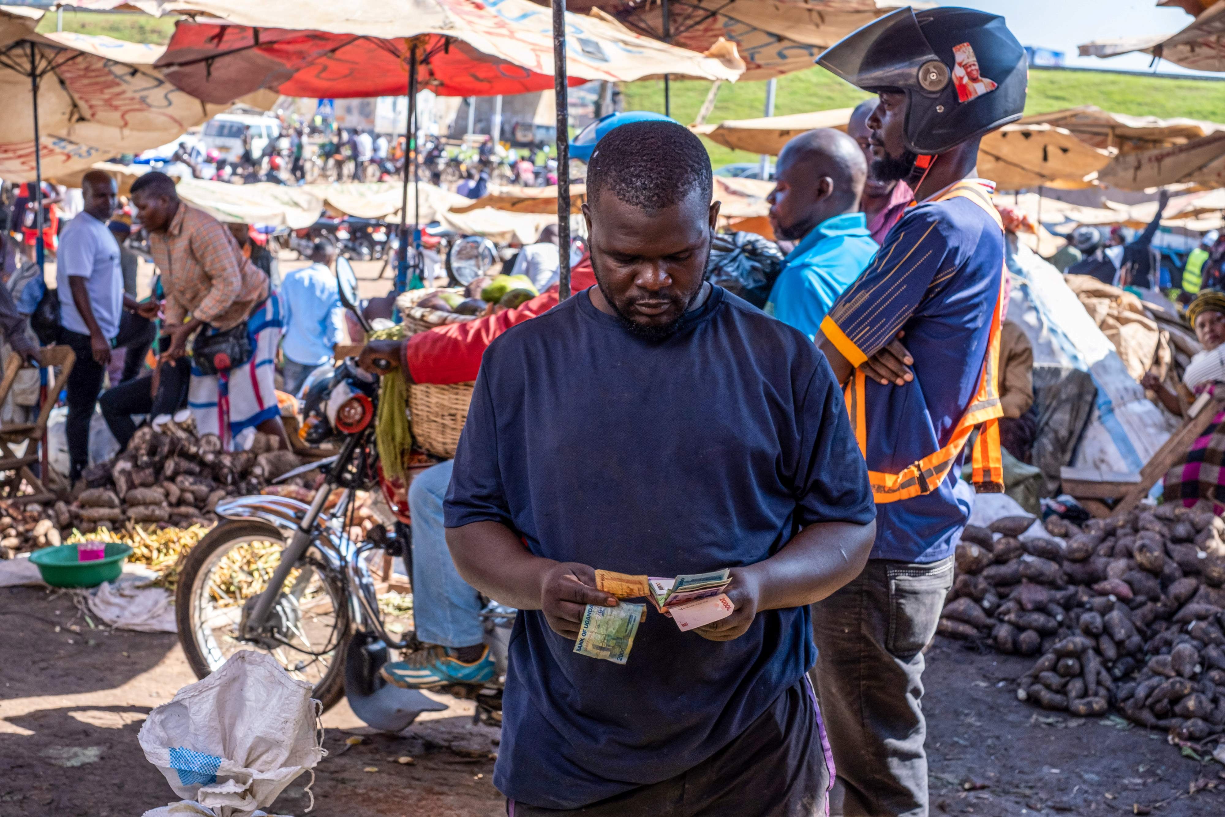 Un commerçant compte des billets de banque en cedi ghanéen.