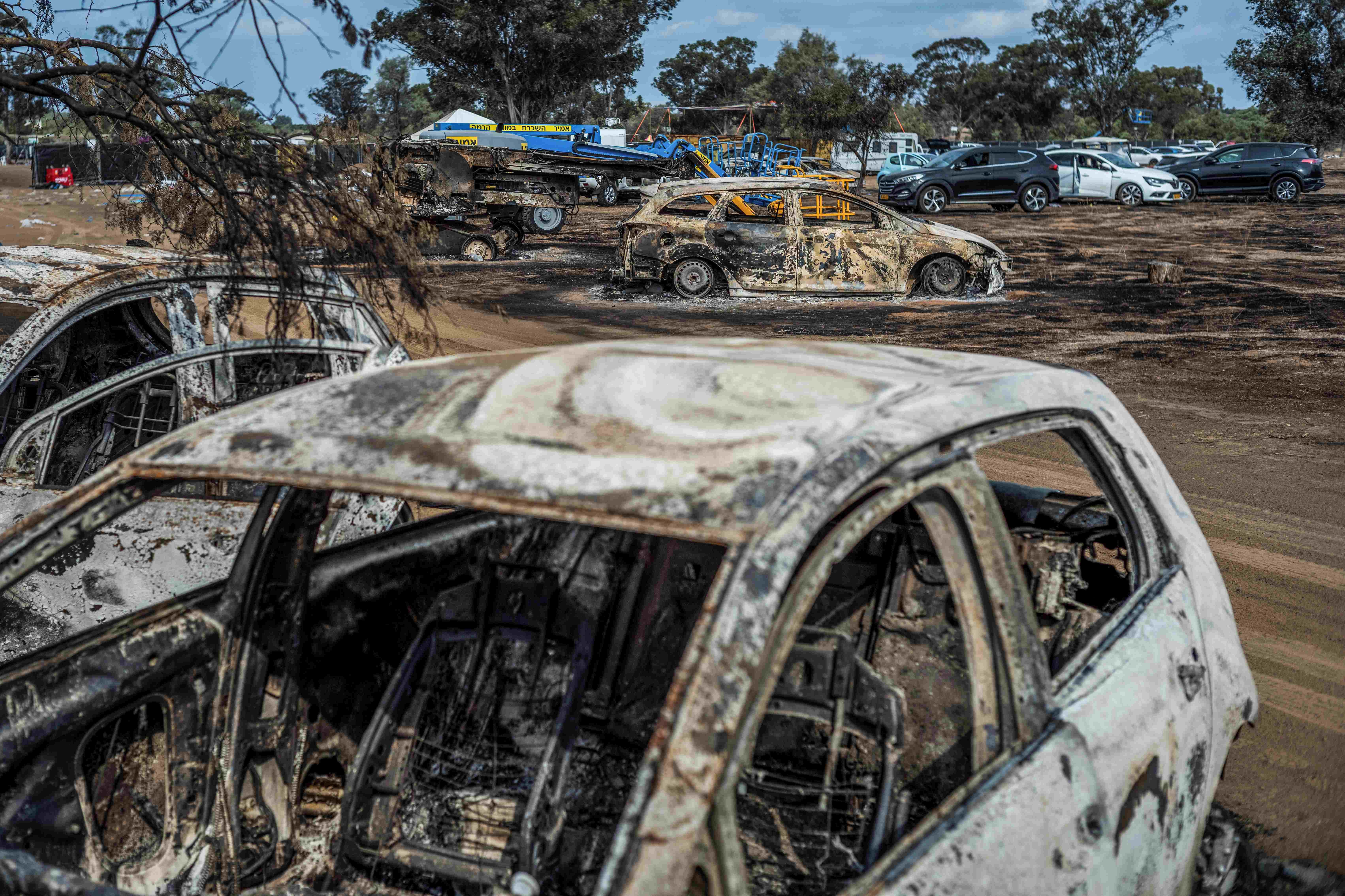 Des voitures détruites, abandonnées près du lieu où se déroulait le festival de musique électronique « Supernova », dans le désert du Negev dans le sud d’Israël, site d’une attaque menée par le Hamas tôt dans la matinée du 7 octobre 2023. 
