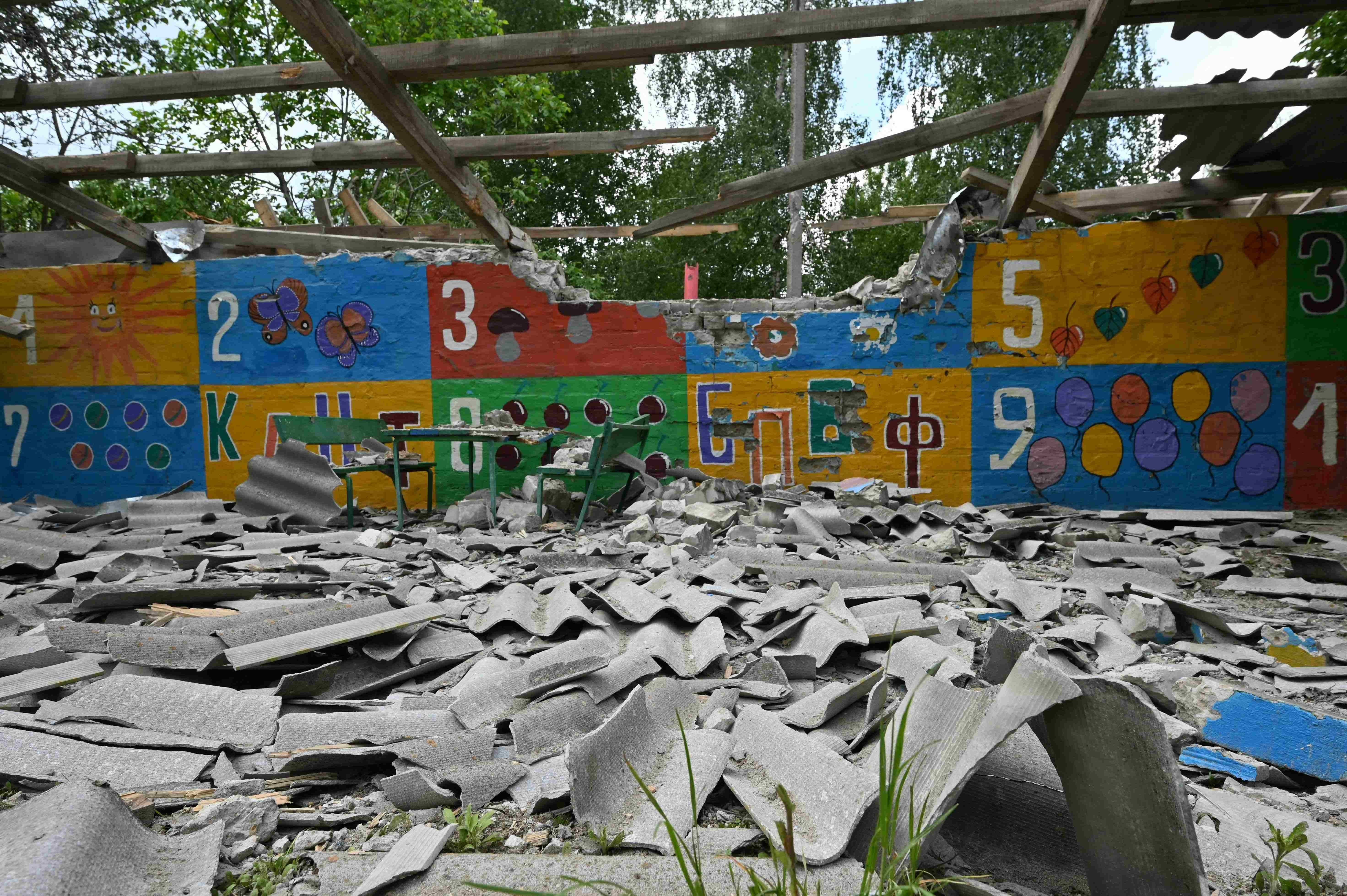Décombres éparpillés dans la cour de récréation d'un jardin d'enfants de Kupiansk, dans la région de Kharkiv en Ukraine, photographiée le 26 mai 2023.