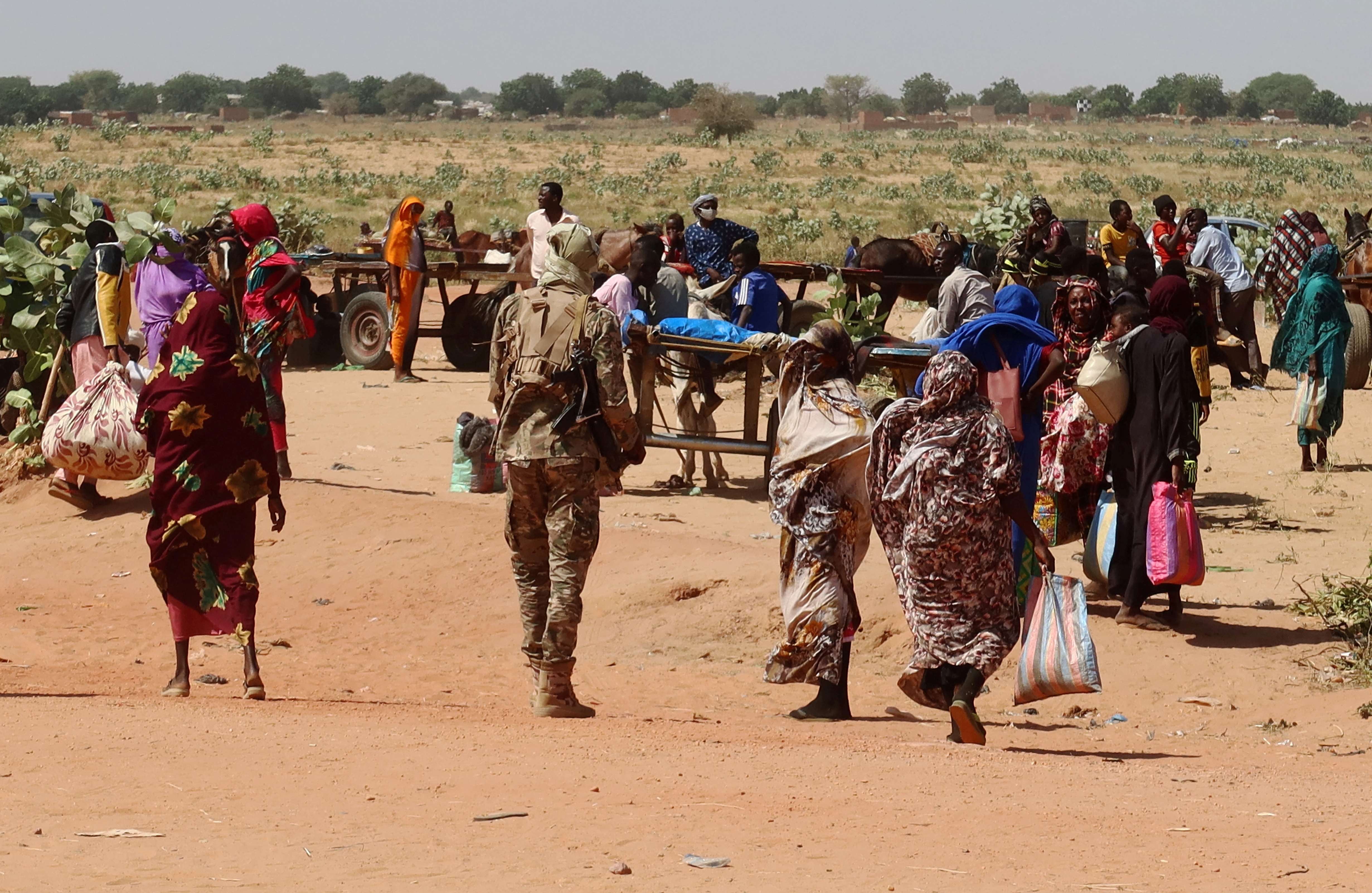 Des familles ayant fui une vague de violences ethniques perpétrées à Ardamata, au Darfour occidental (Soudan), arrivaient à Adre, au Tchad, le 7 novembre 2023. Des survivants ont évoqué des exécutions et des pillages à Ardamata, commis selon eux par les Forces de soutien rapide (RSF) et des milices arabes alliées.
