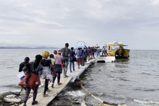Migrantes y solicitantes de asilo se embarcan en barcos que los llevarán desde Necoclí a Capurganá, Colombia, donde muchos comenzarán un viaje de varios días a través del Tapón del Darién.