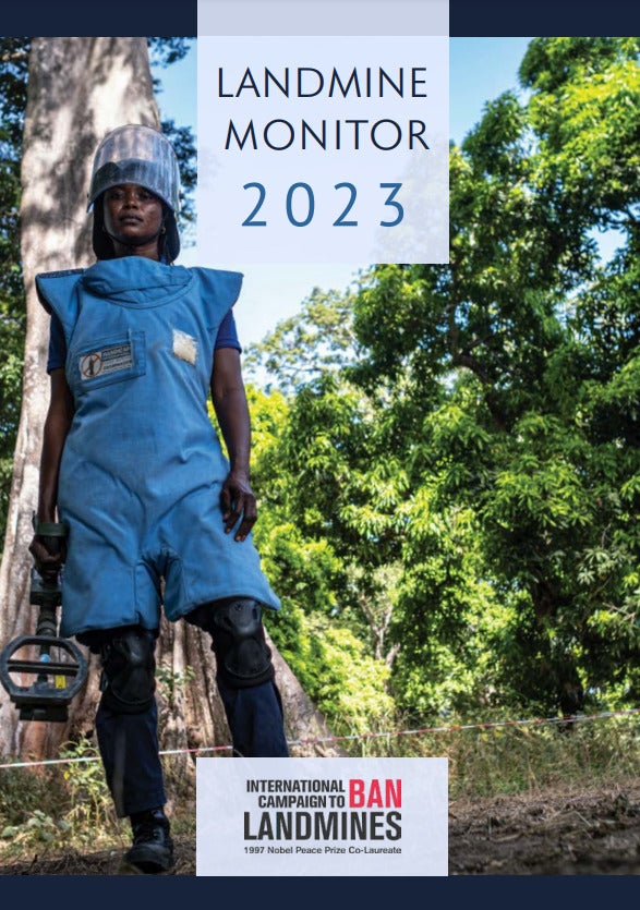 Couverture du rapport « Landmine Monitor 2023 » (« Rapport de l’Observatoire des mines terrestres 2023 »), montrant une démineuse dans la région de Ziguinchor, en Casamance, dans le sud du Sénégal. 