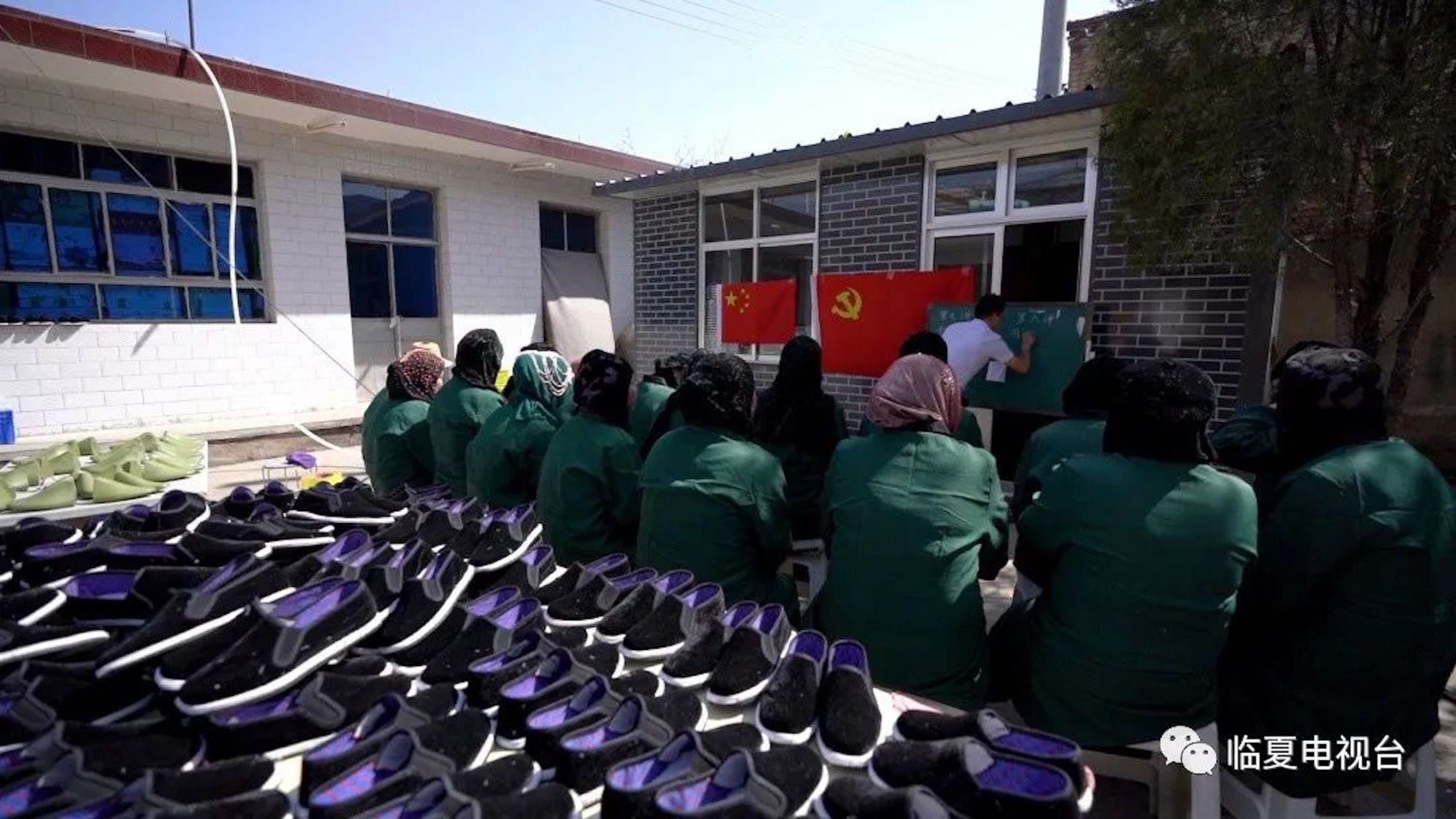 Sebuah posting WeChat dari siaran televisi di Linxia menunjukkan sebuah masjid sudah ditutup dan diubah jadi sanggar pelatihan bikin sepatu dan pakaian, program pengentasan kemiskinan, di Desa Huangniwan, pada Agustus 2018, daerah otonomi Linxia Hui, provinsi Gansu, Tiongkok, 14 Mei 2020.