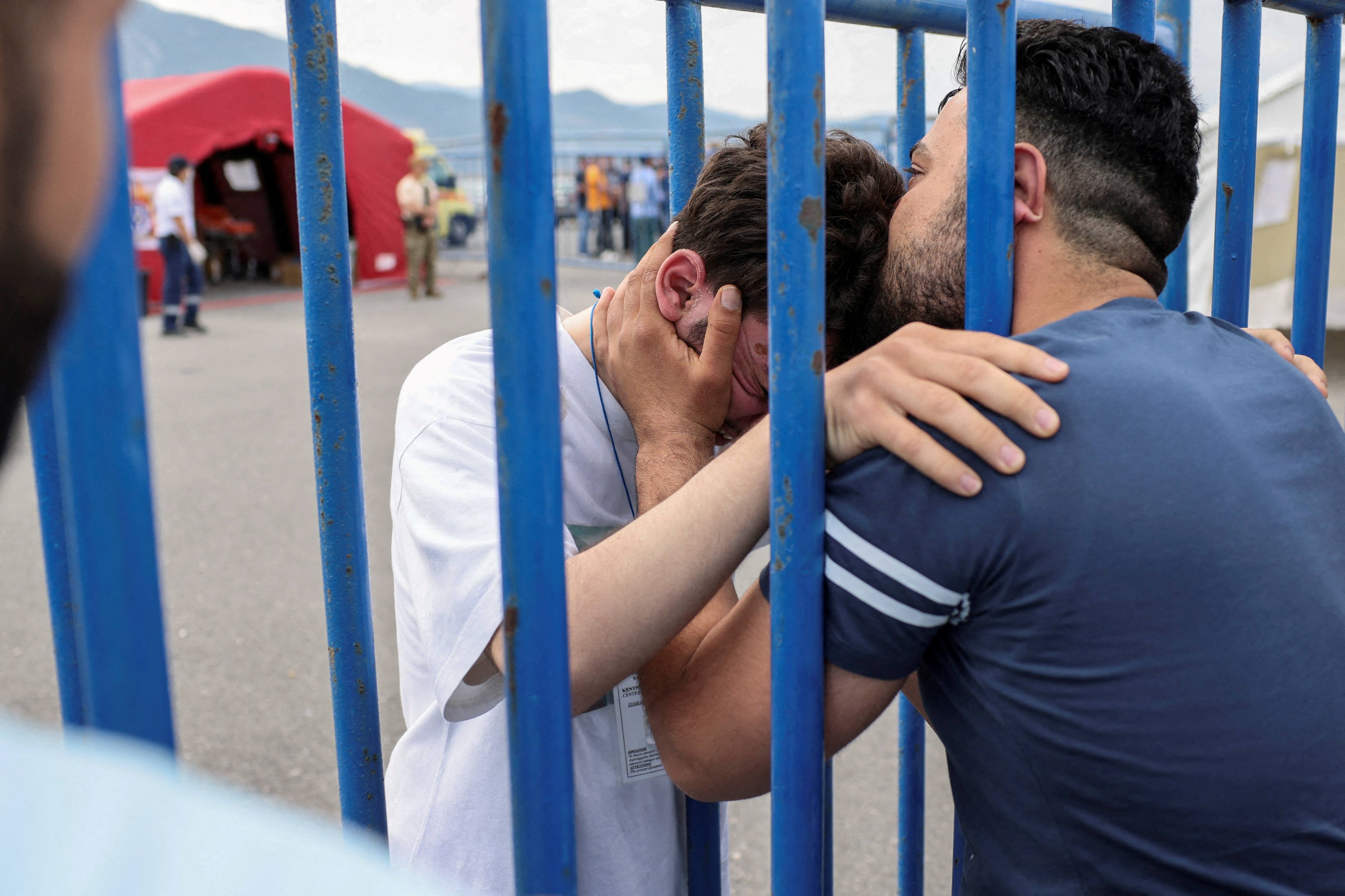 Mohammad, un jeune Syrien âgé de 18 ans ayant survécu au naufrage d’un bateau survenu le 14 juin 2023 en mer Ionienne, près de Pylos en Grèce, serrait dans ses bras son frère Fadi dans le port de Kalamata, en Grèce, le 16 juin 2023.