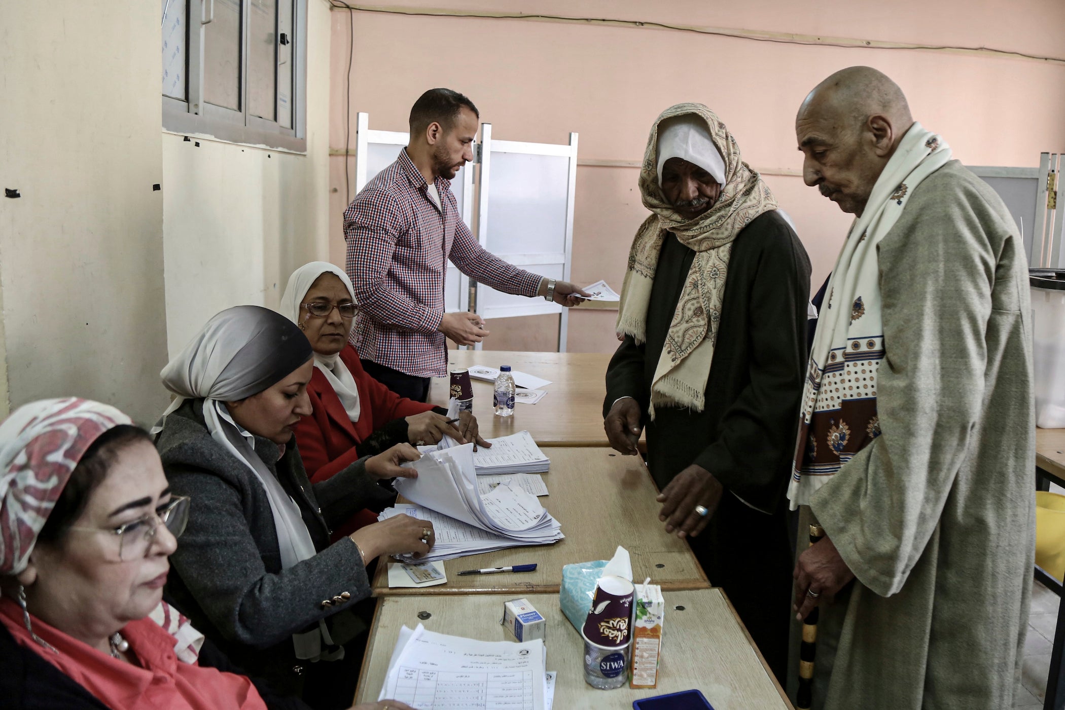 Des Égyptiens votent dans un bureau de vote au Caire lors de l'élection présidentielle, le 10 décembre 2023.