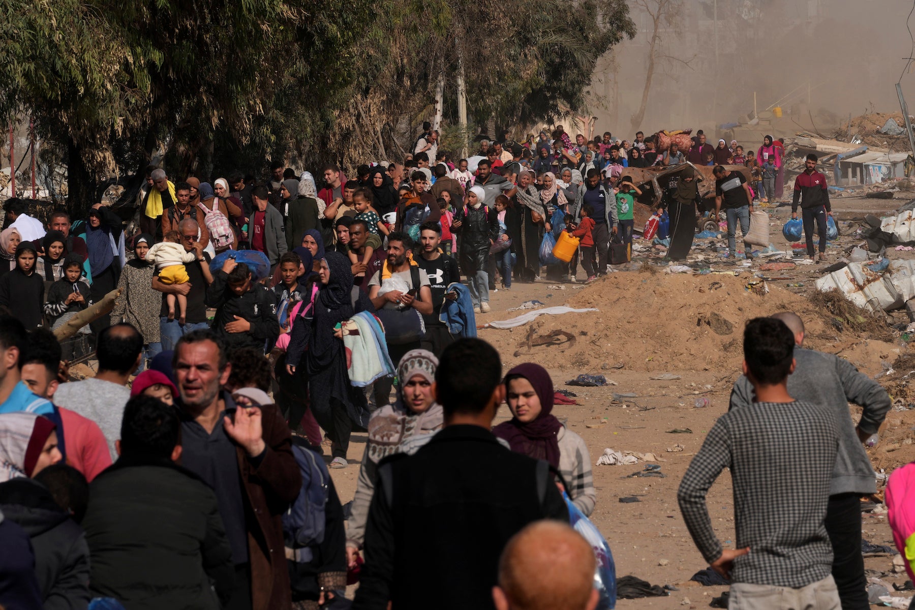 פלסטינים נמלטים לדרום רצועת עזה לאורך כביש סלאח א-דין, 18 בנובמבר 2023