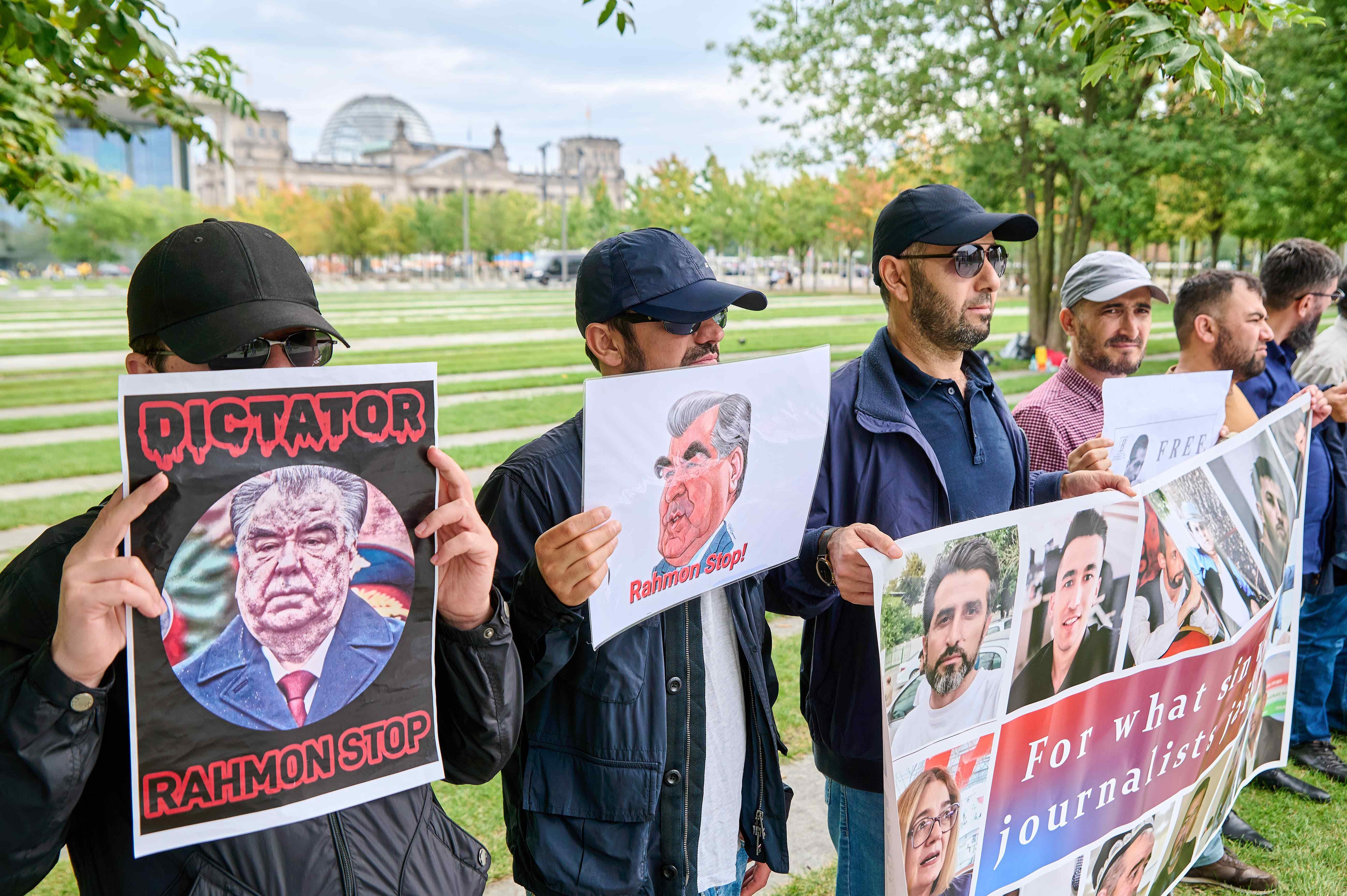 Plusieurs personnes manifestaient contre la visite du président du Tadjikistan Emomali Rahmon à Berlin, en Allemagne, le 29 septembre 2023. Emomali Rahmon s’est rendu à Berlin avec d’autres chefs d’État d’Asie centrale pour une réunion avec le chancelier allemand Olaf Scholz.