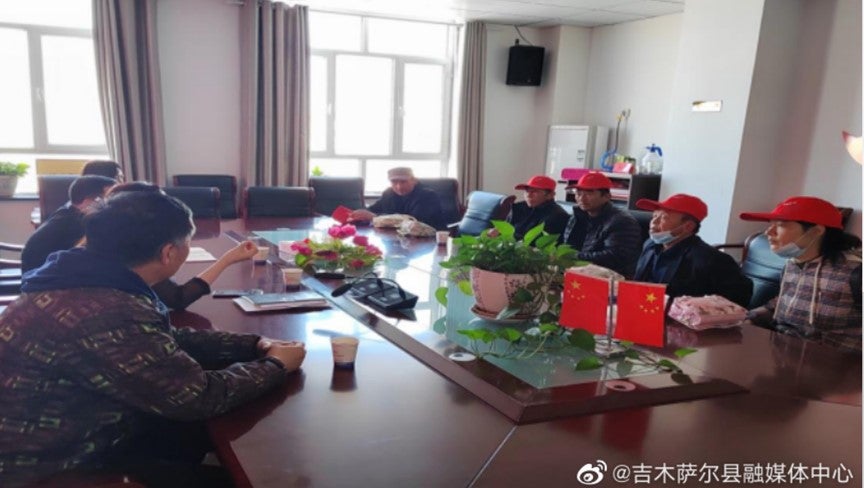 Ein Foto, das im März 2023 auf dem Weibo-Account des Jimsar County Integrated Media Center gepostet wurde, zeigt Transferarbeitskräfte (mit roten Mützen) aus dem Landkreis Jimsar in Xinjiang. Der Artikel beschreibt die Rekrutierung von Transferarbeitskräften für ein Kohlebergwerk, das zu Tianchi Energy gehört, einem Miteigentümer des in Xinjiang ansässigen Aluminiumherstellers Xinjiang Zhonghe (Joinworld).