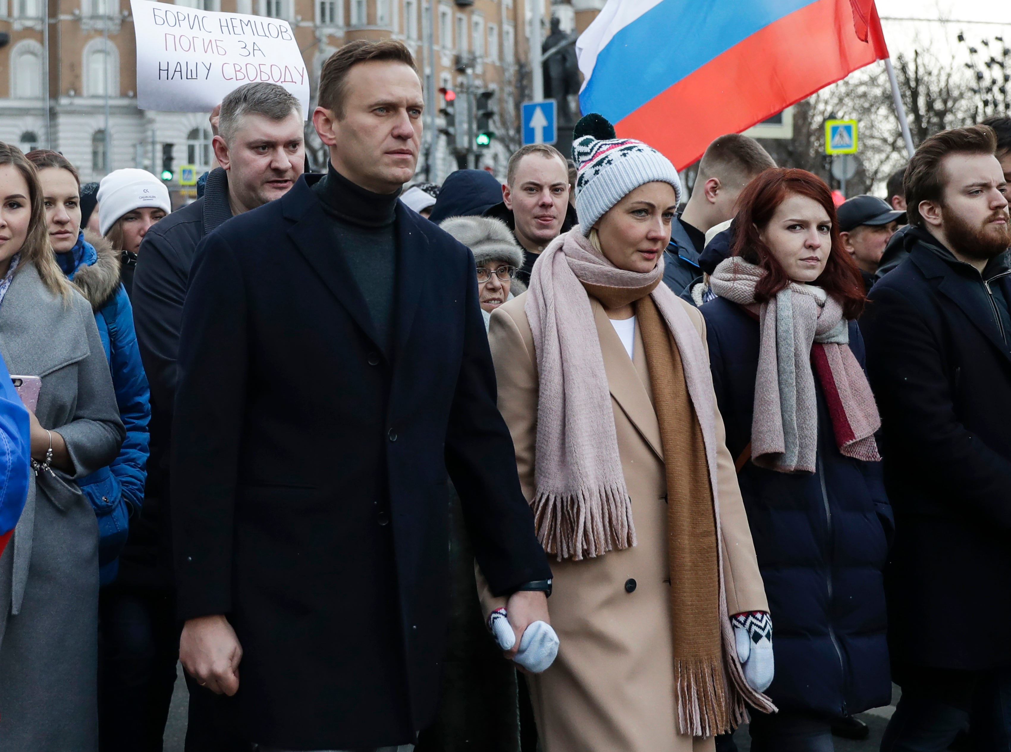 L’opposant russe Alexeï Navalny et son épouse Yulia participaient à une marche tenue à Moscou le 29 mars 2020, en hommage à la mémoire de Boris Nemtsov, un précédent chef de l'opposition russe assassiné en 2015. 