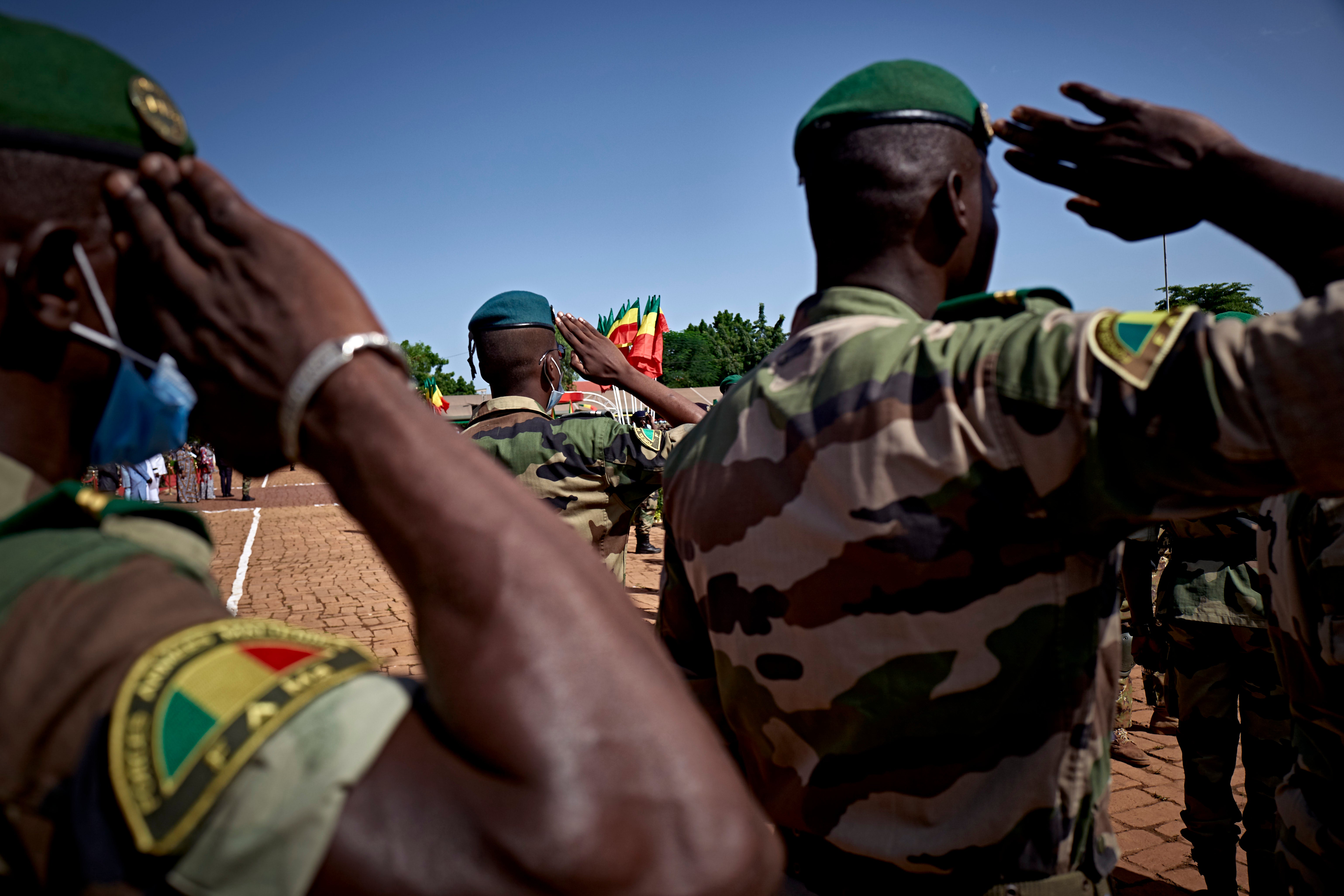 Des soldats des forces armées maliennes lors de la cérémonie du 60e anniversaire de l'indépendance du Mali à Bamako, le 22 septembre 2020.