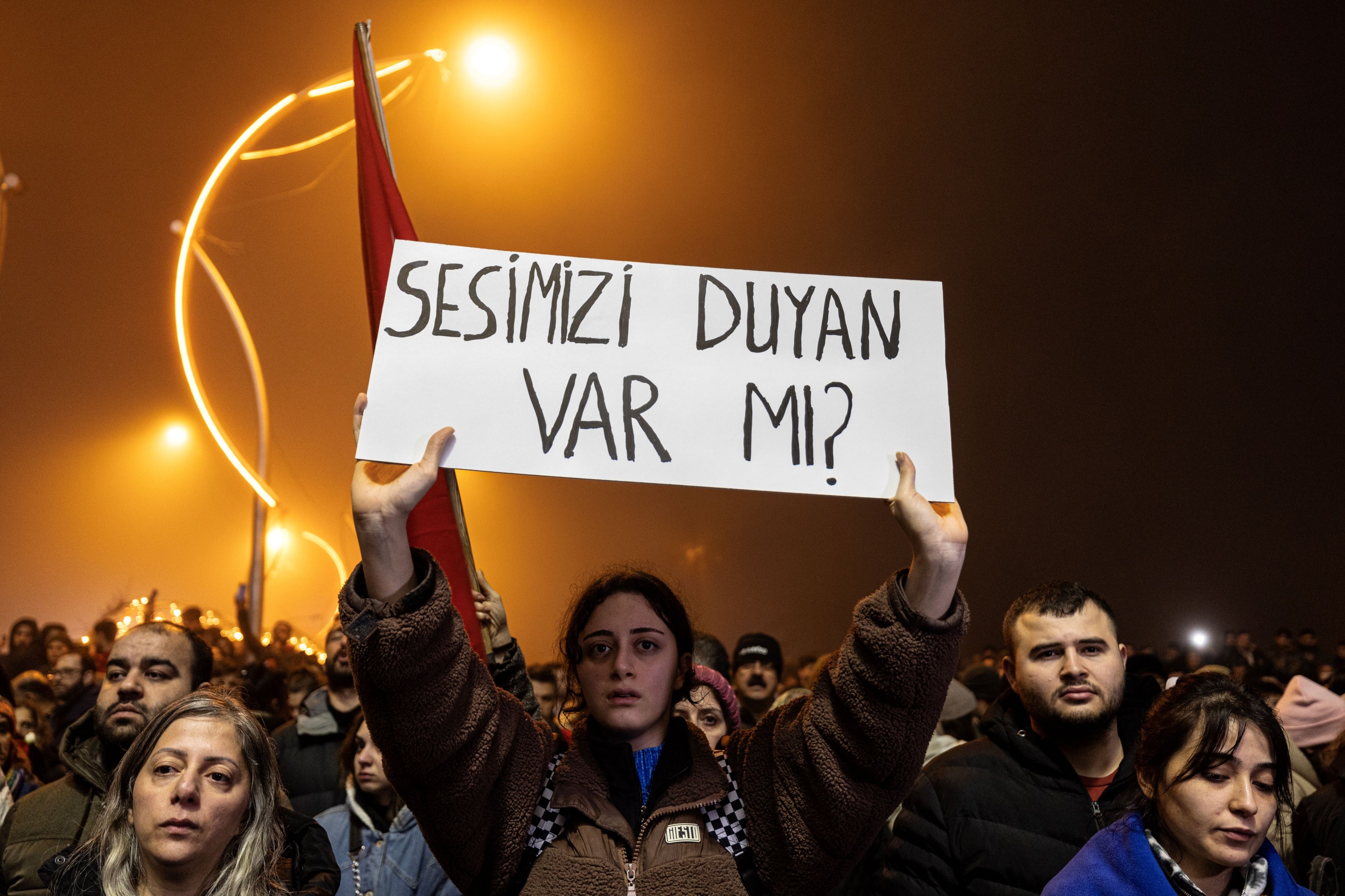 Rassemblement commémoratif tenue à Hatay, en Turquie, le 6 février 2024, à l'occasion du premier anniversaire des tremblements de terre du 6 février 2023. Les survivants font campagne pour que les individus impliqués dans la construction de bâtiments défectueux soient tenus responsables. Message sur bannière « Nos voix sont-elles entendues ? »