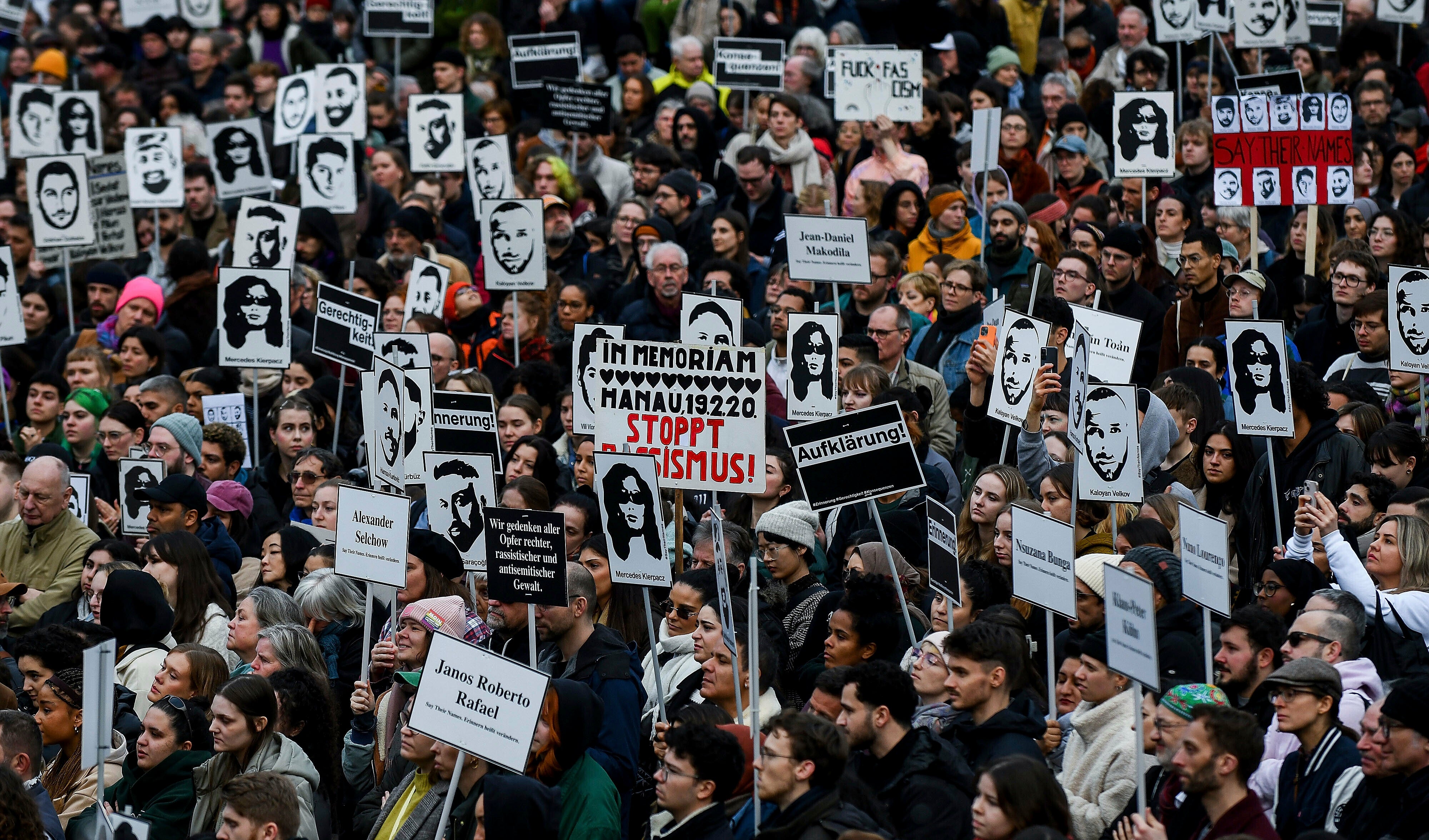 Demonstranten versammelten sich anlässlich des Jahrestages des rechtsextremen Anschlags am 19. Februar 2020 in Hanau, Deutschland, bei dem neun Menschen mit überwiegend muslimischem Hintergrund getötet wurden, 17. Februar 2024. 