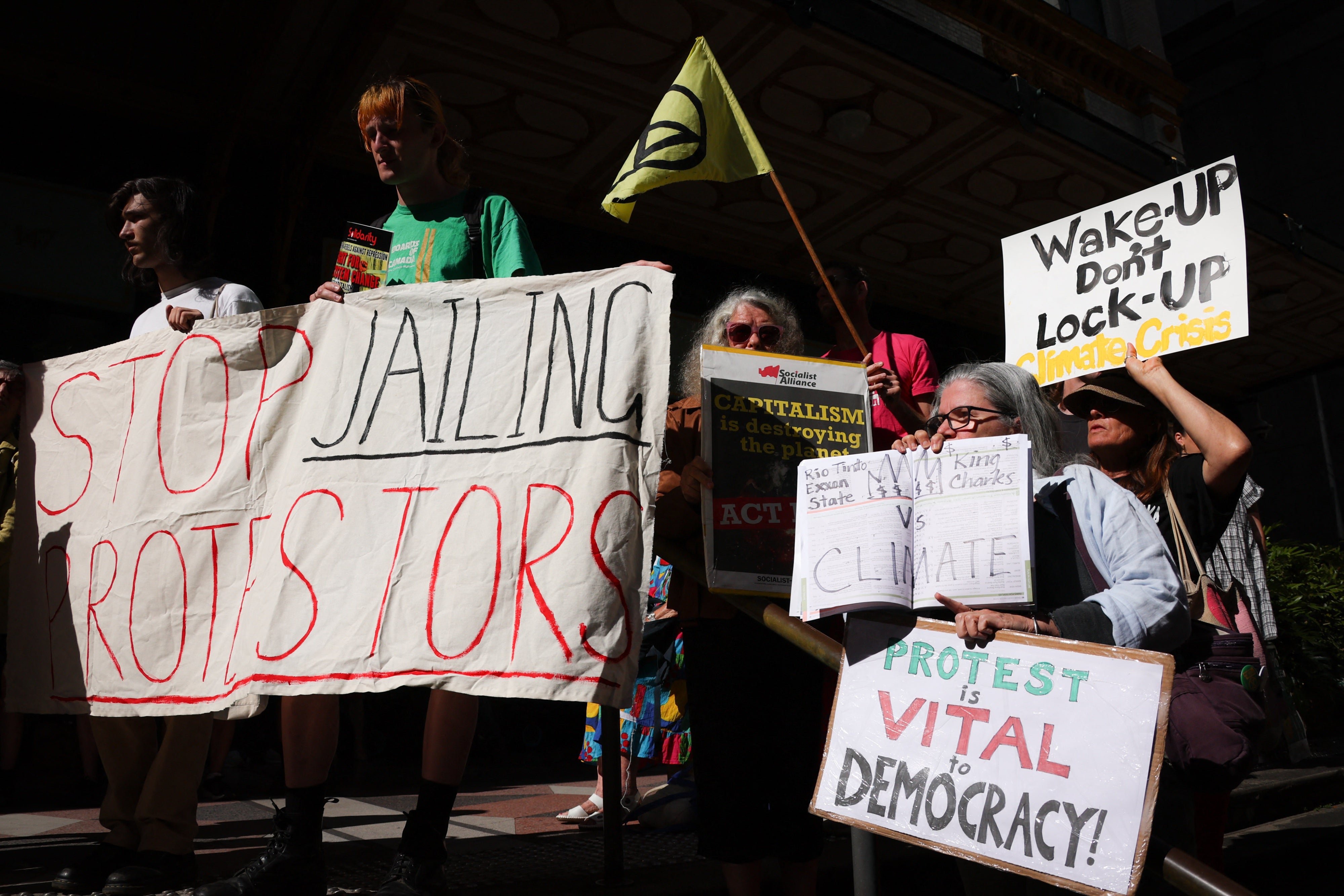 Vor dem Gericht im Downing Centre in Sydney, Australien, unterstützen Demonstrierende die Klimaaktivistin Deanna "Violet" Coco, die zu einer Gefängnisstrafe verurteilt wurde, weil sie geholfen hat, die Sydney Harbour Bridge zu blockieren, 13. Dezember 2022. 