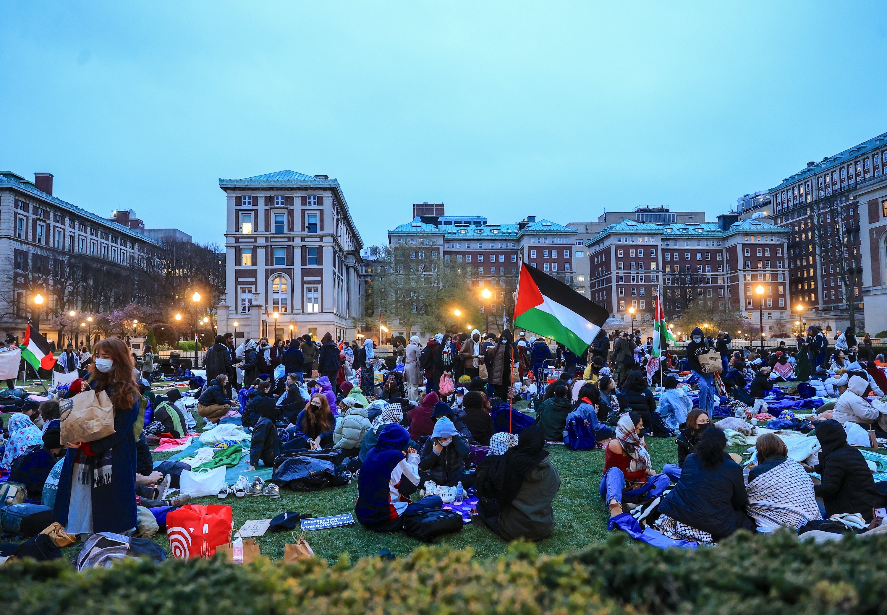 Pro-palästinensische Demonstrierende bei einer Kundgebung an der Columbia University am dritten Tag des "Gaza Solidarity Encampment" in New York, USA, 19. April 2024.