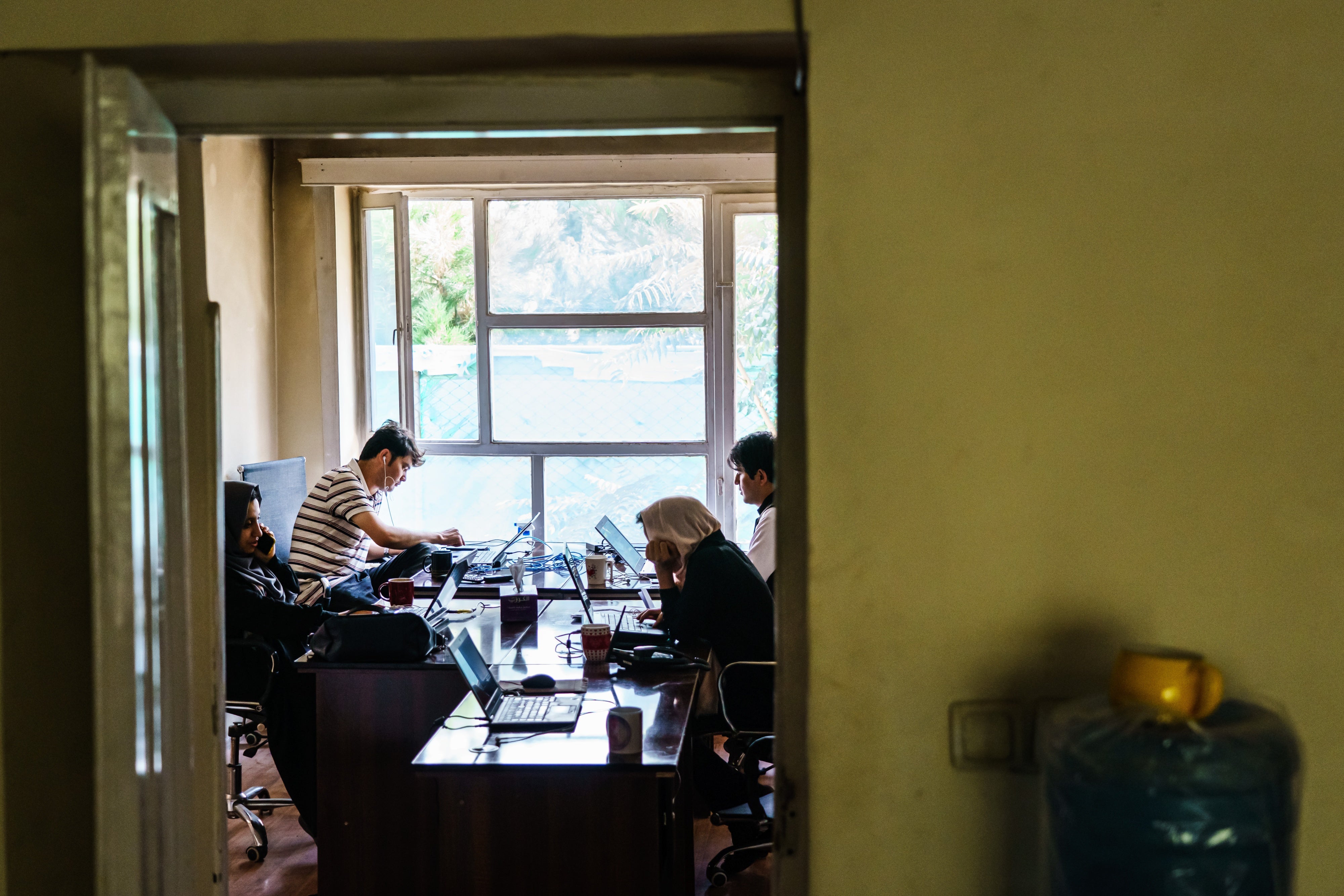 Des journalistes du quotidien afghan Etilaat Roz (« Informations quotidiennes » en dari) travaillaient dans un bureau à Kaboul, en Afghanistan, le 19 septembre 2021