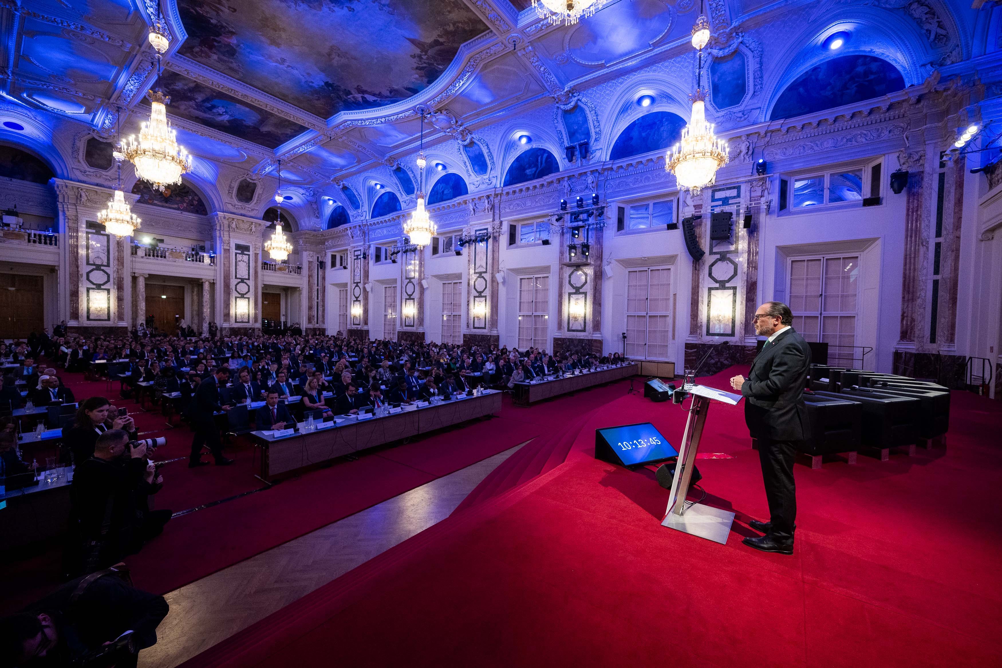 Le ministre autrichien des Affaires étrangères Alexander Schallenberg accueille les participants à la conférence internationale "Humanity at the Crossroads" sur les systèmes d'armes autonomes, qui s'est tenue à Vienne les 29 et 30 avril 2024.