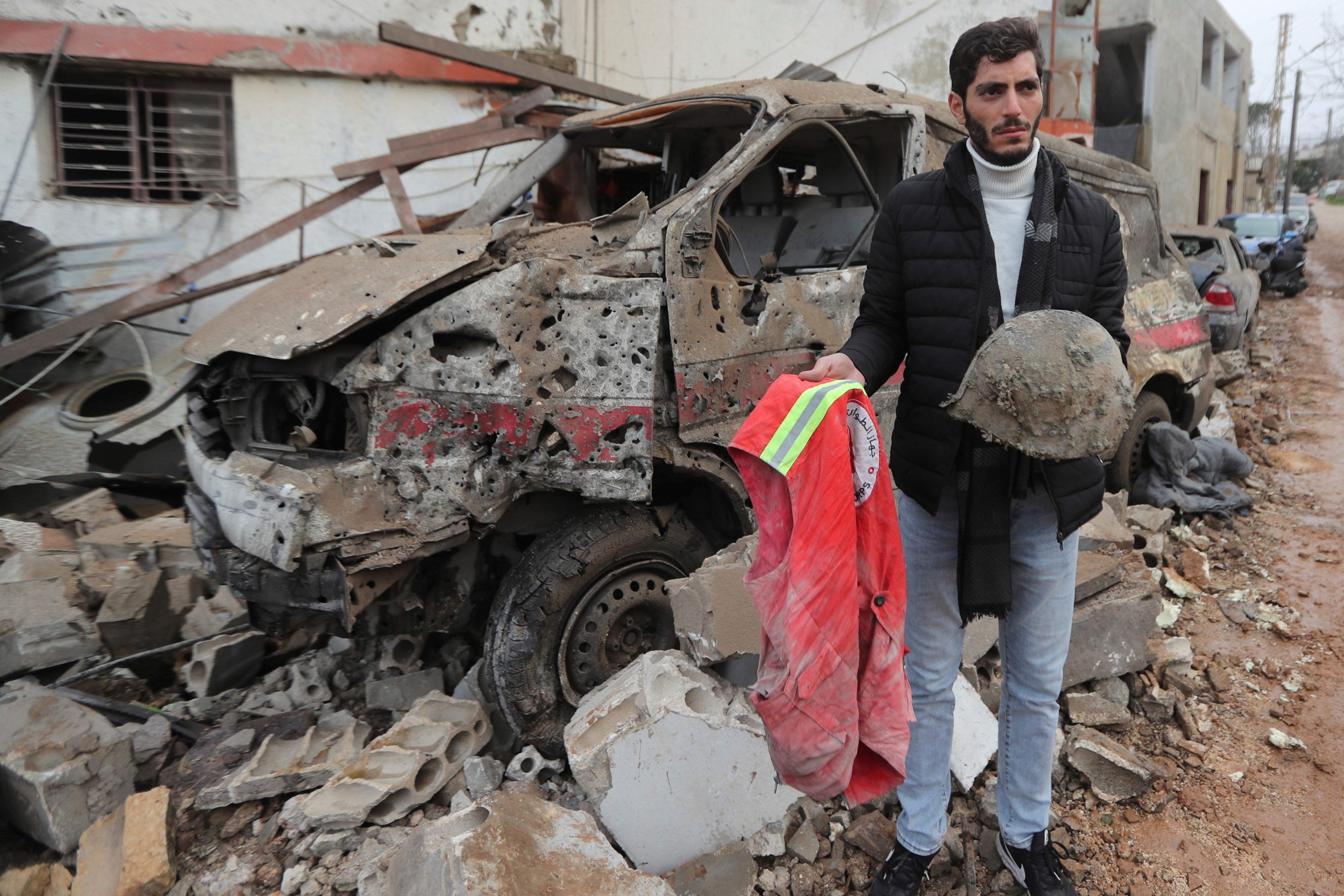 Cet homme tenait la tenue d’un secouriste tué par une frappe aérienne israélienne menée à l’aube du 27 mars 2024 à Habbariyeh, dans le sud du Liban.