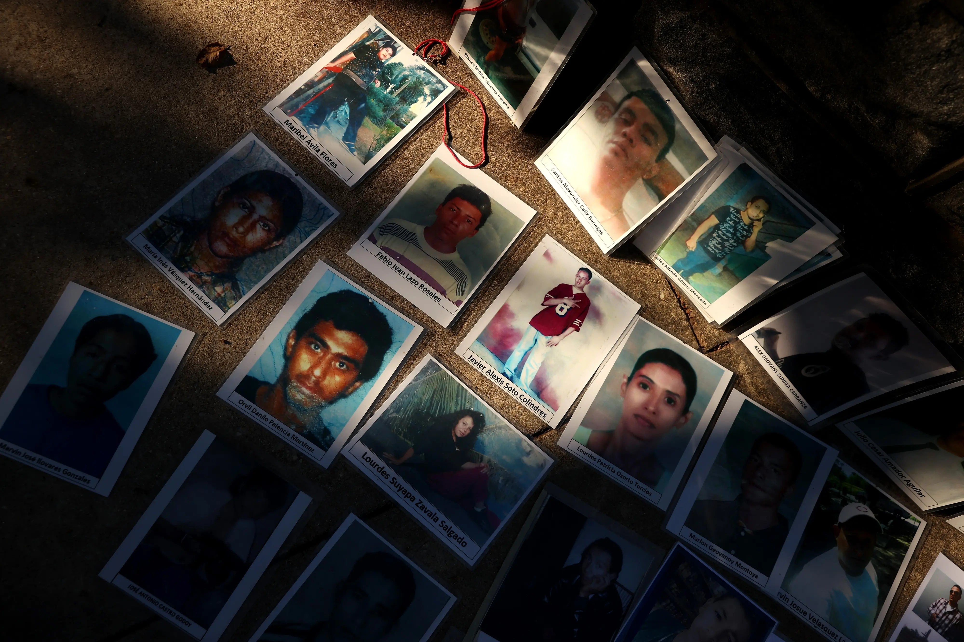Las fotografías de personas que desaparecieron mientras intentaban emigrar a Estados Unidos se exhiben frente al Capitolio de Estados Unidos en Washington, DC, el 19 de octubre de 2021.