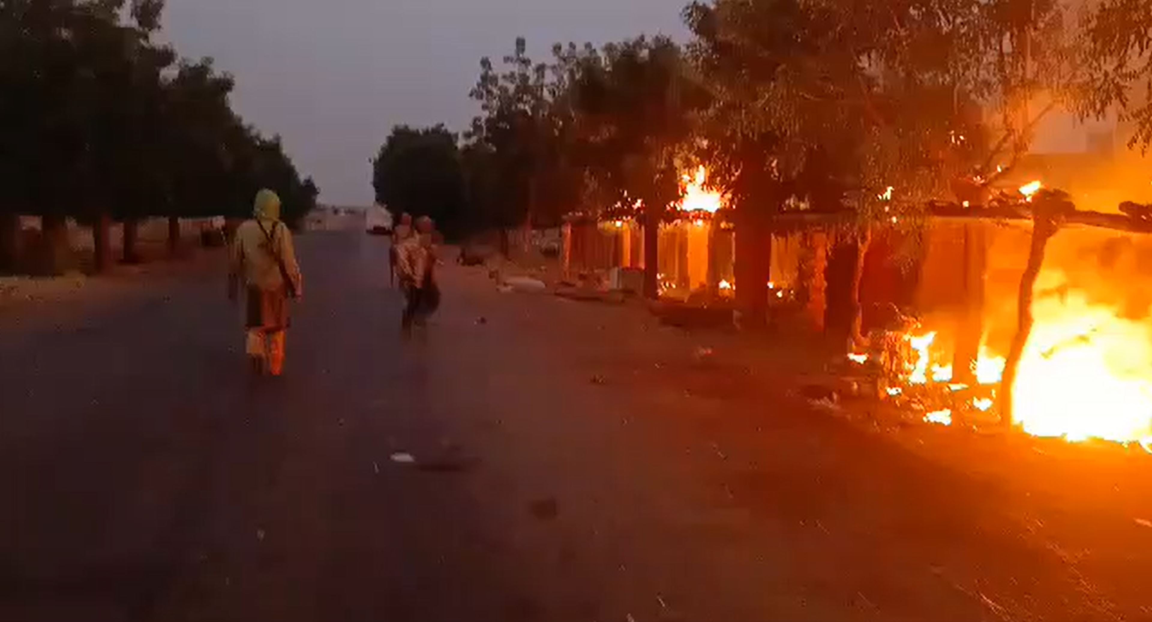 Screenshot of a video posted on social media on November 9, 2024 that Human Rights Watch analyzed and geolocated to the village of Allaye-Kokolo, located on the National Road 15 between Mopti and Bandiagara. The video shows armed men, some on motorbikes, on the road while buildings are burning around. A men can be heard speaking in Fulfulde, saying “God is great, Allaye-Kokolo is burning.”