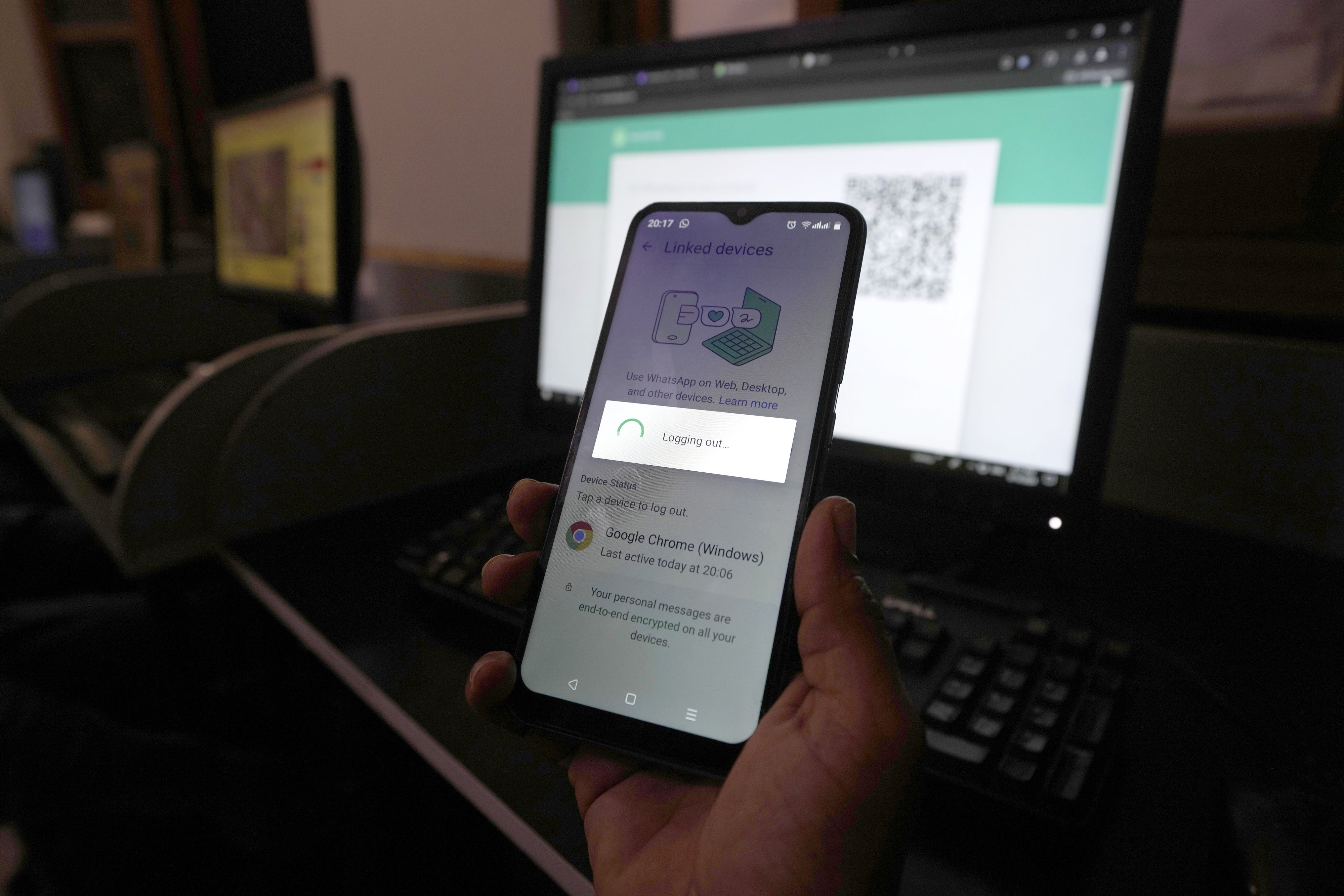  A person waits to connect to WhatsApp as the internet runs slow, in Karachi, Pakistan, August 19, 2024. 