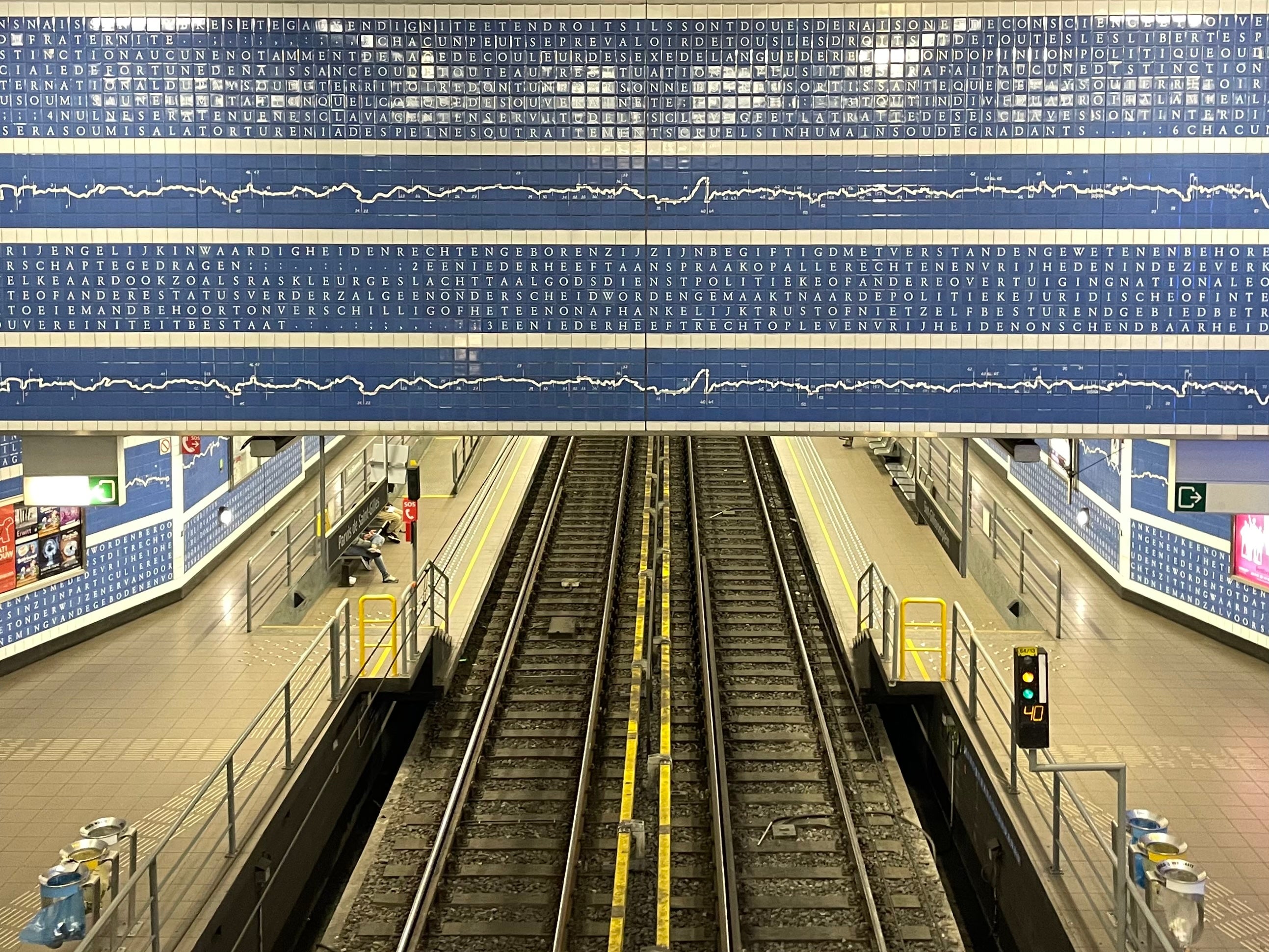 Die Straßenbahnhaltestelle Parvis de Saint Gilles in Brüssel, Belgien am 10. Dezember 2024.