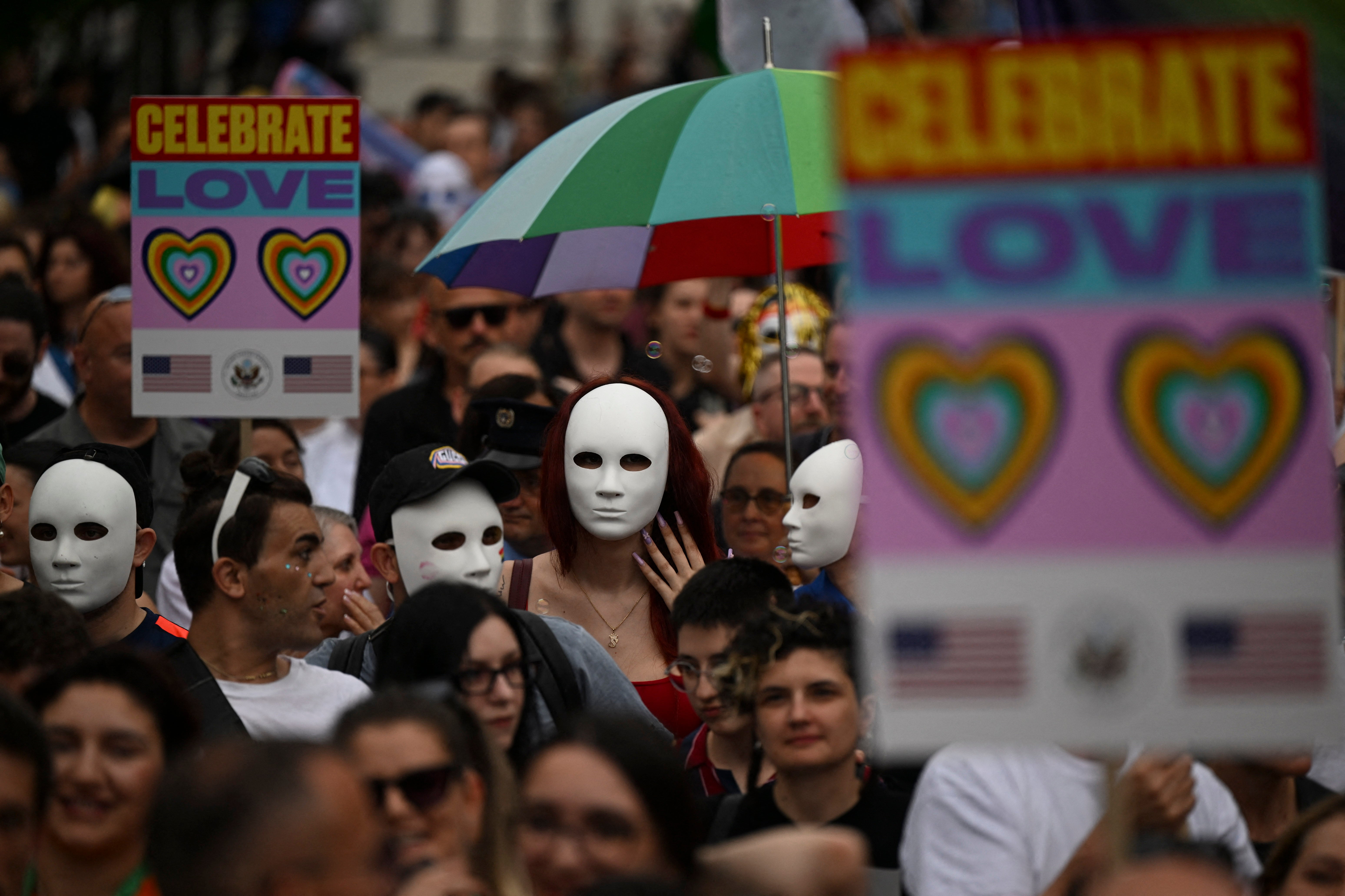 Njerëzit marrin pjesë në Paradën e Krenarisë të komunitetit LGBTQ në Prishtinë më 8 qershor 2024, për të kërkuar "liri" dhe "të drejta të barabarta" në Kosovë.