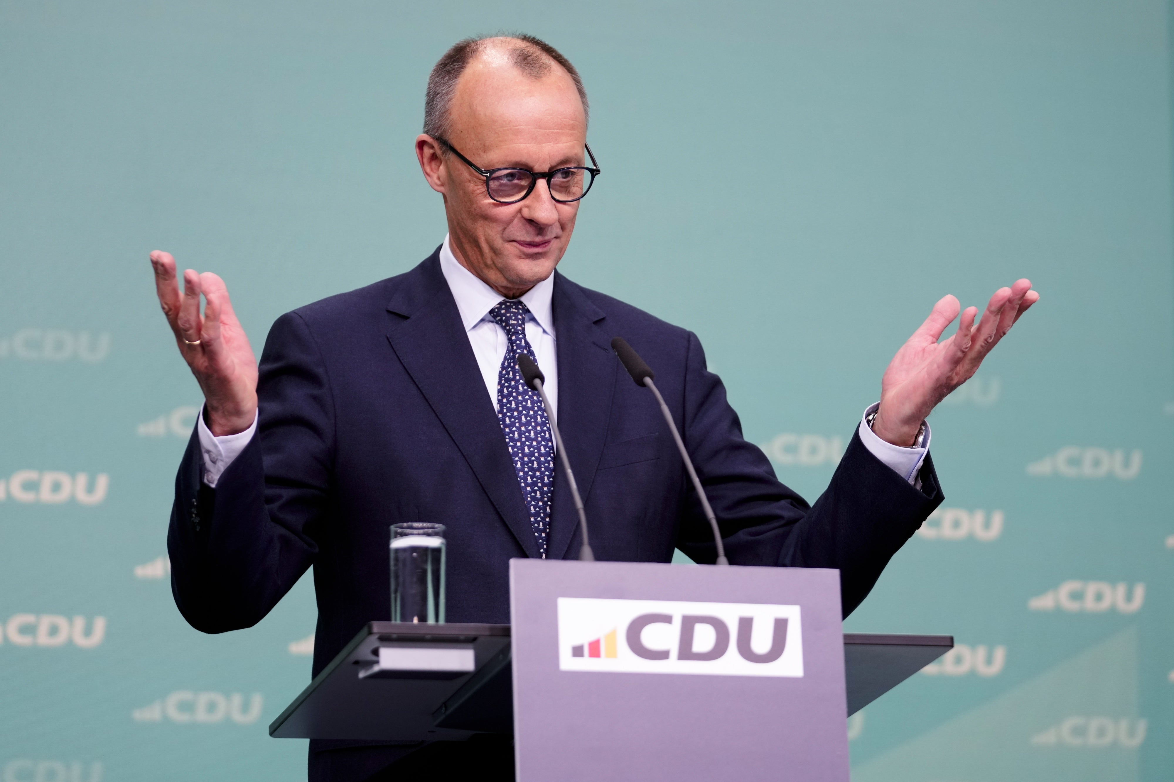 Friedrich Merz, Vorsitzender der Christlich Demokratischen Union (CDU), spricht während einer Pressekonferenz in der Parteizentrale der CDU in Berlin, Deutschland, am 24. Februar 2025
