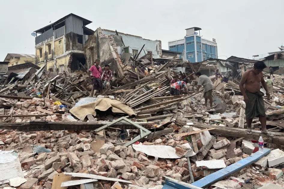 Des personnes nettoient les débris des bâtiments endommagés à la suite d'un tremblement de terre survenu le 28 mars à Naypydaw, au Myanmar, le 7 avril 2025.