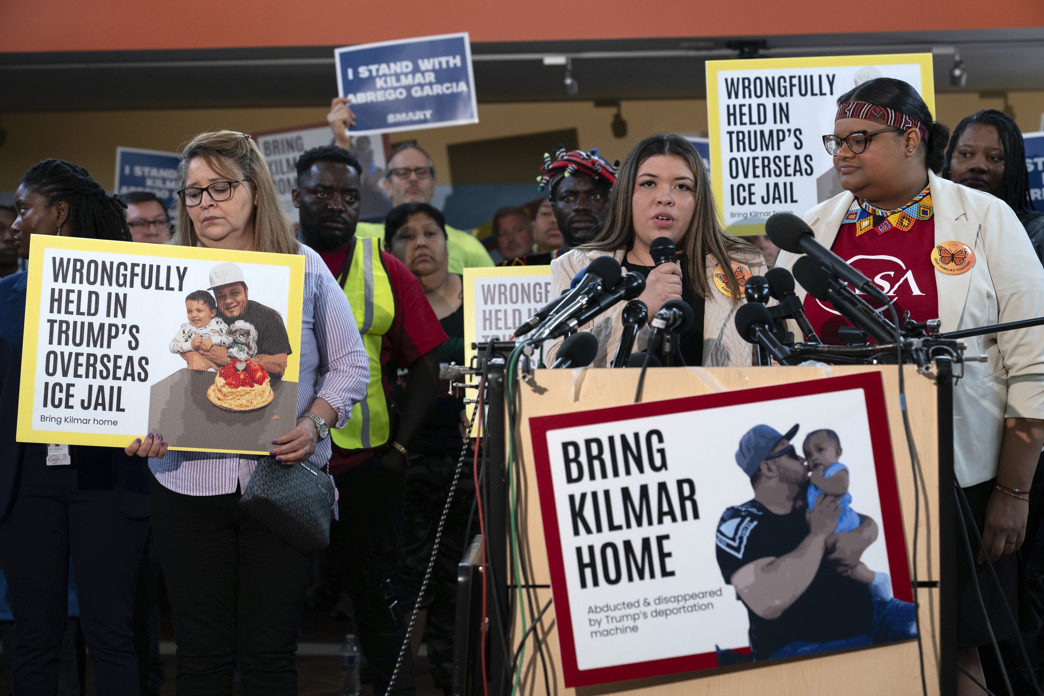  Jennifer Vasquez Sura (C), the wife of Kilmar Abrego Garcia of Maryland, who was mistakenly deported to El Salvador, speaks during a news conference at CASA's Multicultural Center in Hyattsville, Maryland, US, April 4, 2025. 