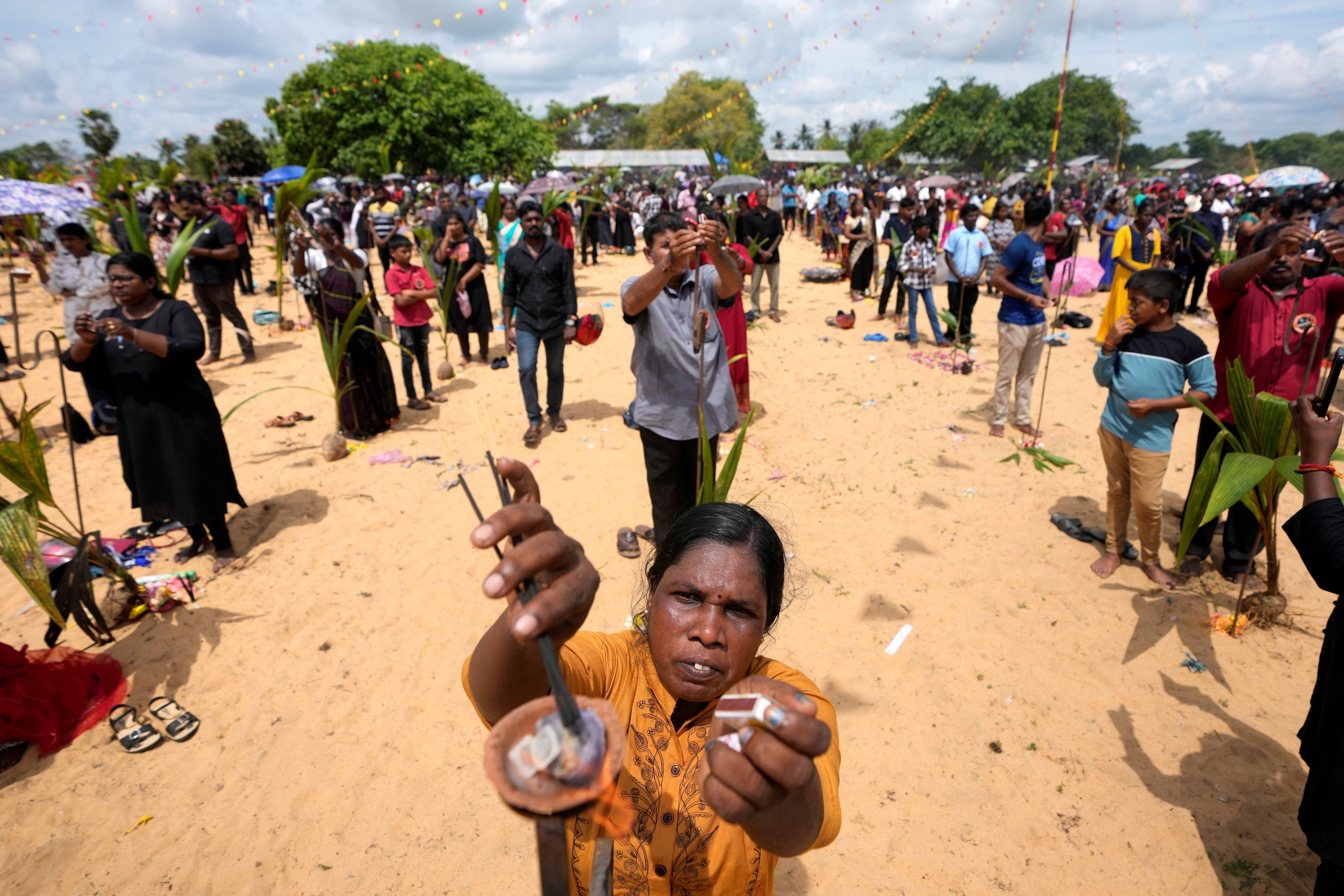 Des membres de la communauté tamoule sri-lankaise participaient à des rites tenus près de Mullivaikkal, au Sri Lanka, le 17 mai 2024, à la veille du 15ème anniversaire de la fin de la guerre civile de 1983-2009, qui a pris fin le 18 mai 2009.
