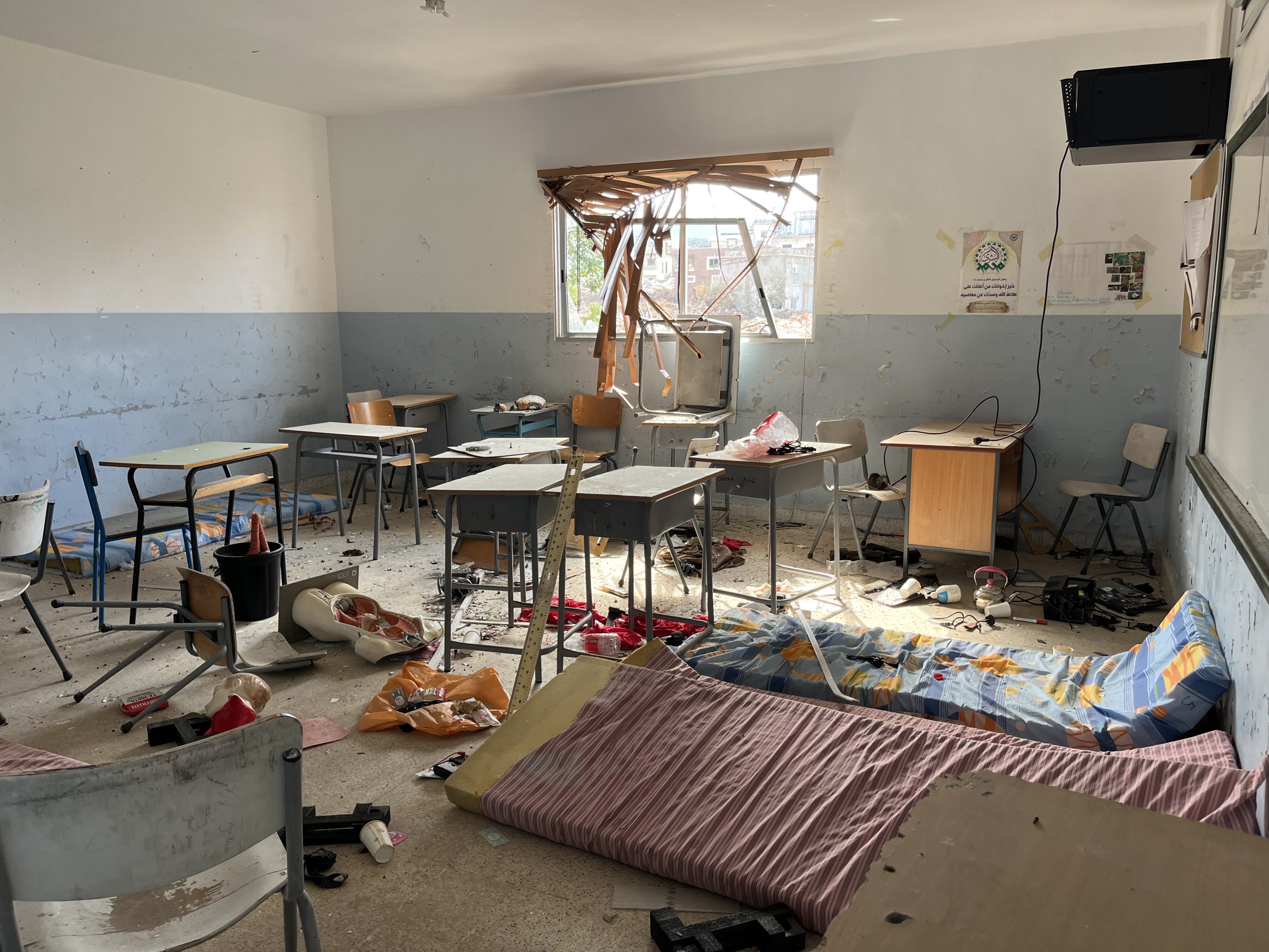 Une salle de classe partiellement endommagée dans l'école publique intermédiaire de Naqoura, dans le sud du Liban, près de la frontière avec Israël, photographiée le 31 janvier 2025. 