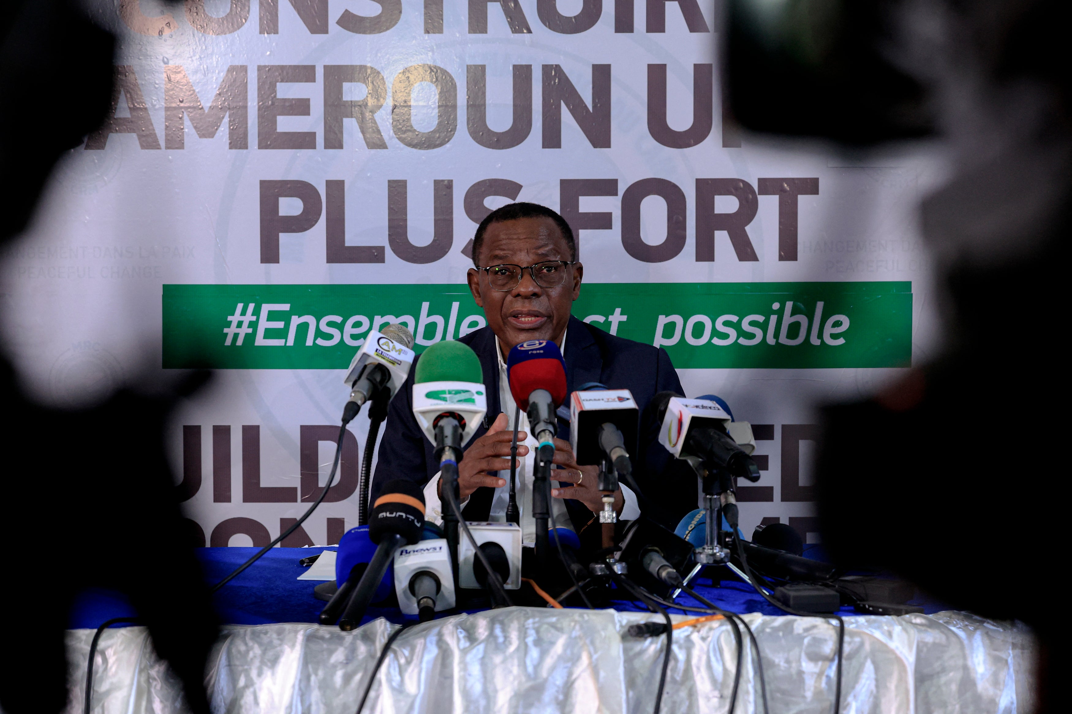 Le homme politique camerounais Maurice Kamto  s'exprime lors d'une conférence de presse