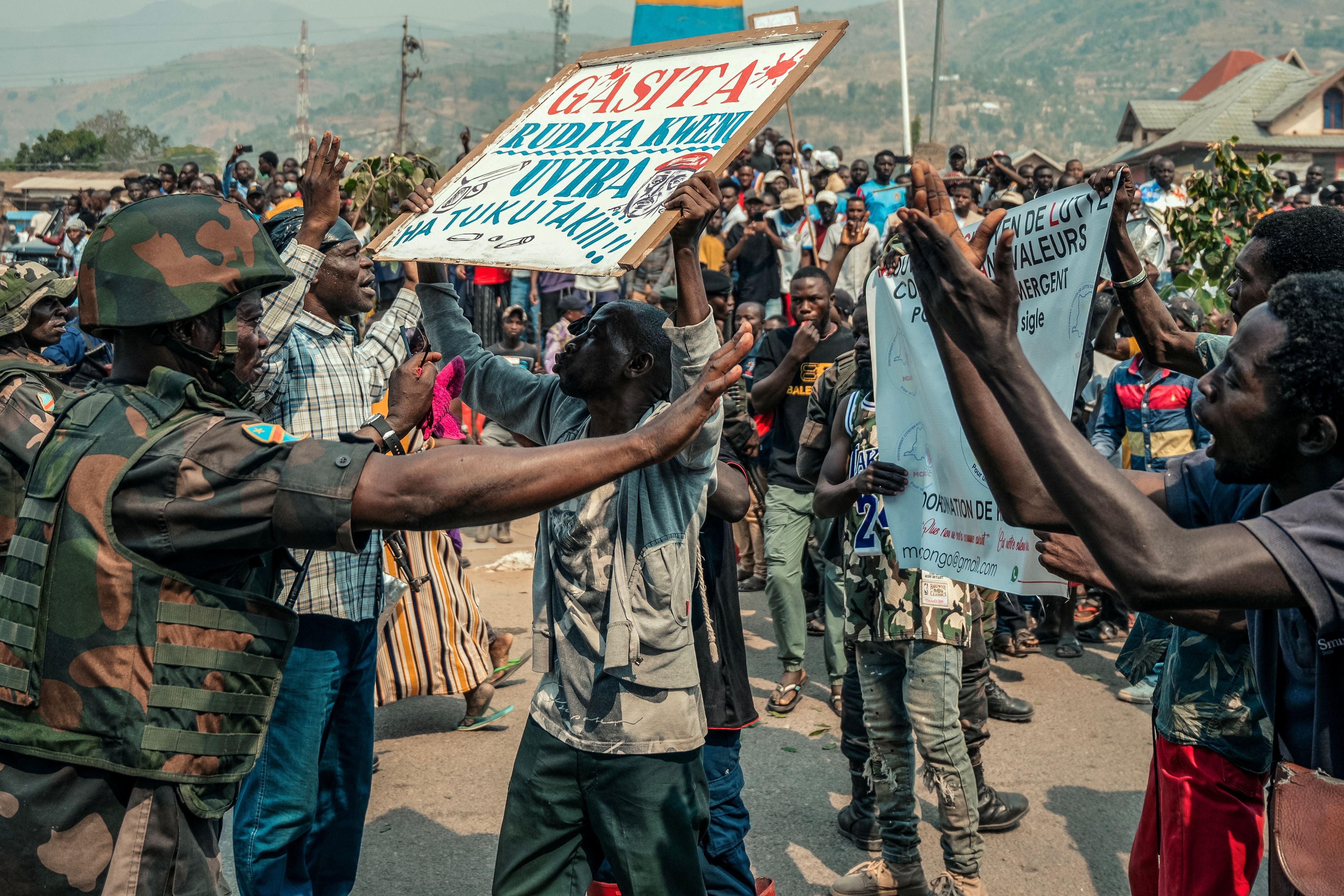 Un manifestant tient une pancarte à Uvira en RDC.