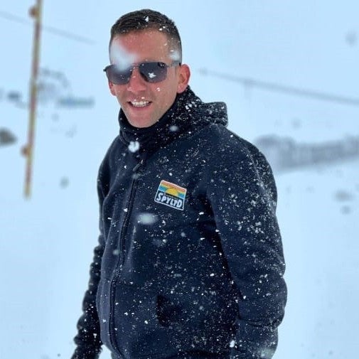 A man smiling in a photo