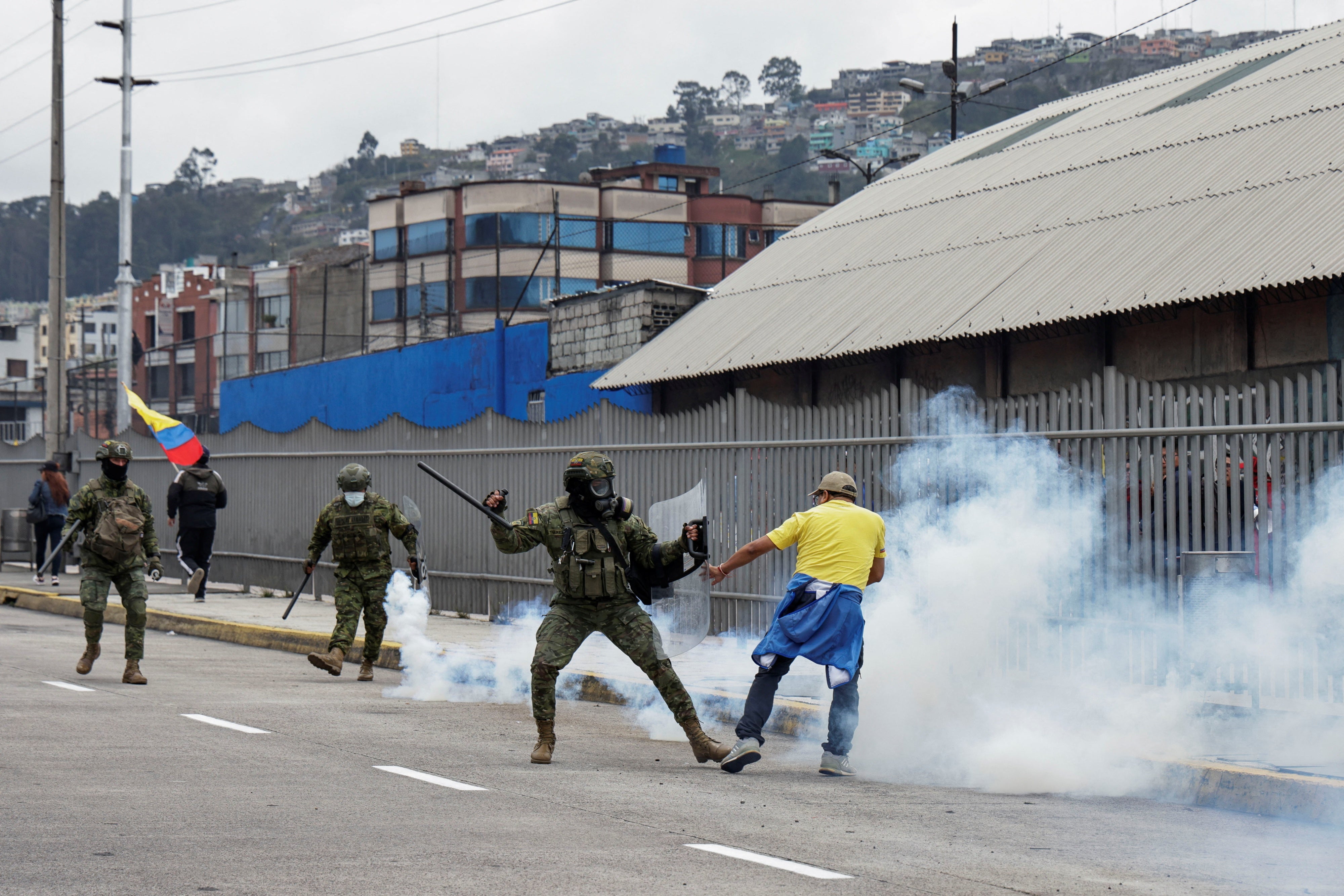 Un soldat équatorien affrontait un manifestant lors d’un rassemblement antigouvernemental à Quito, en Équateur, le 12 octobre 2025. 