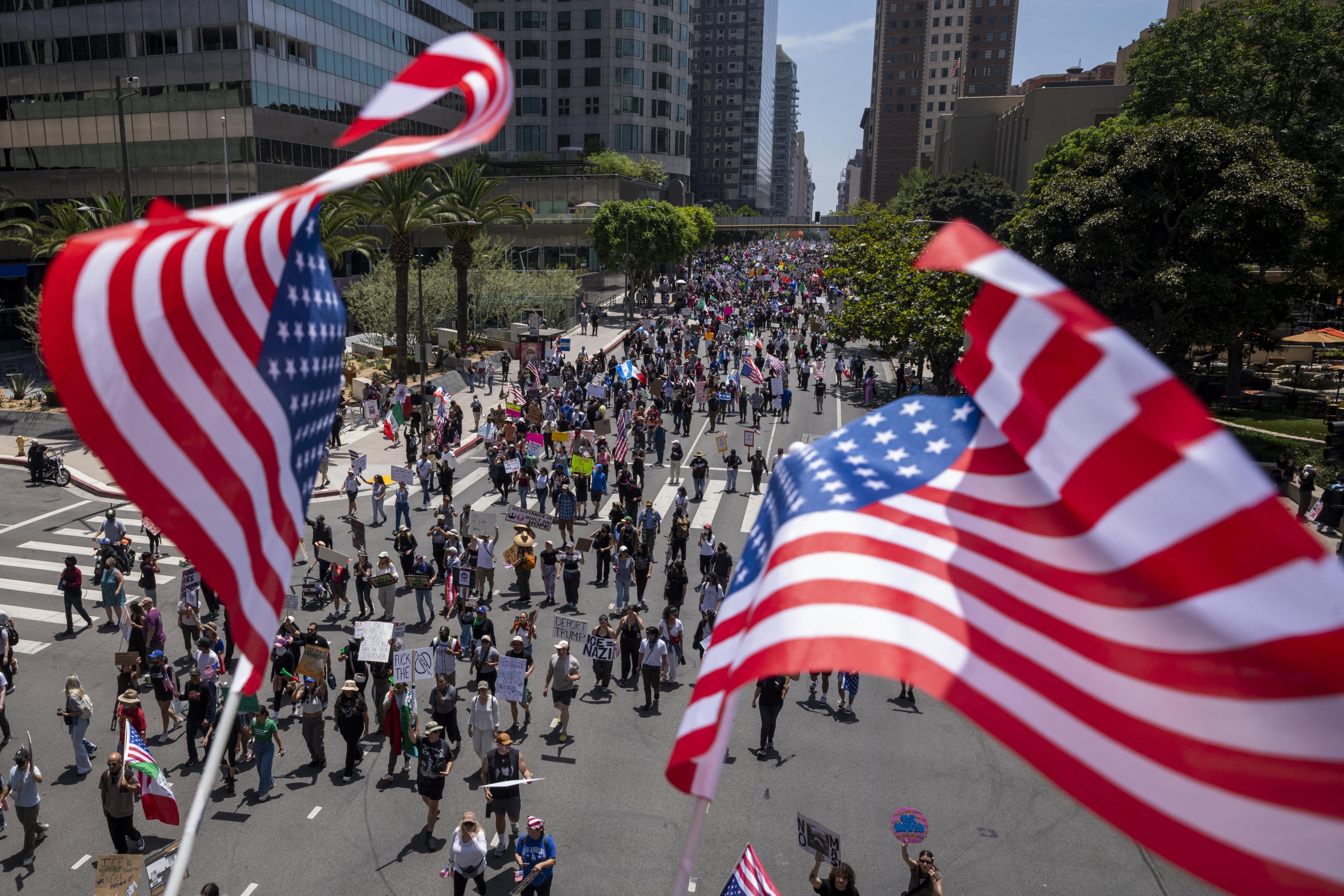 L’une des nombreuses manifestations tenues dans diverses villes aux États-Unis le samedi 14 juin 2025 sous le slogan « No Kings » (« Pas de rois »), contre les dérives de l’administration du président Donald Trump, que ce soit en matière d’immigration ou dans d’autres domaines. Ce rassemblement a eu lieu à Los Angeles, en Californie.