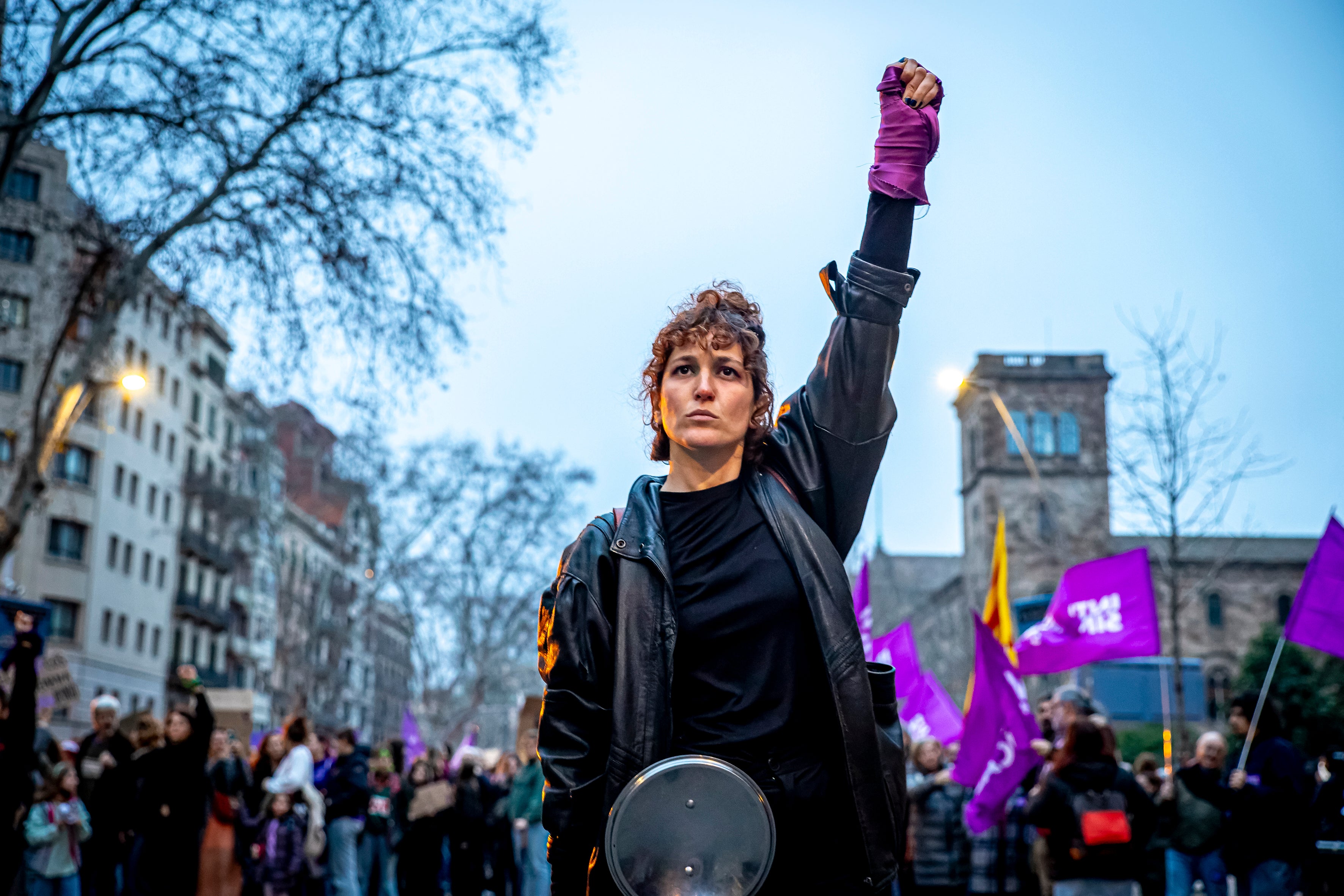 Miles de personas salen a las calles de Barcelona, España, en una masiva manifestación por el Día Internacional de la Mujer, el 8 de marzo de 2025.
