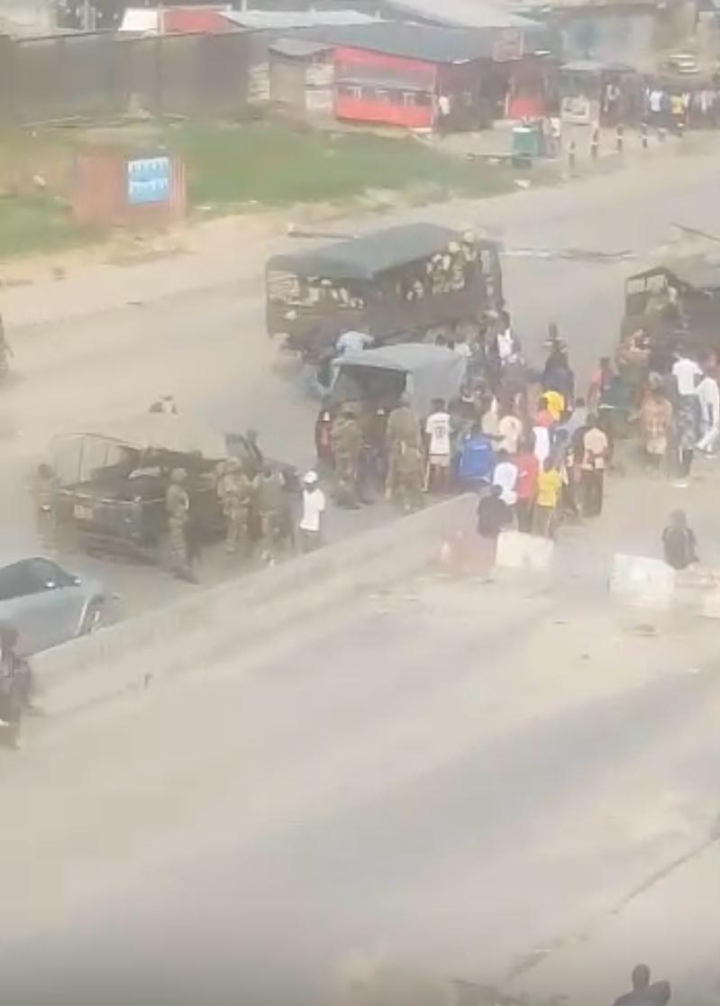 Capture d'écran d'une vidéo montrant l'armée déployée pour contenir les manifestants dans la ville de Douala, région du Littoral, au Cameroun, le 27 octobre 2025.
