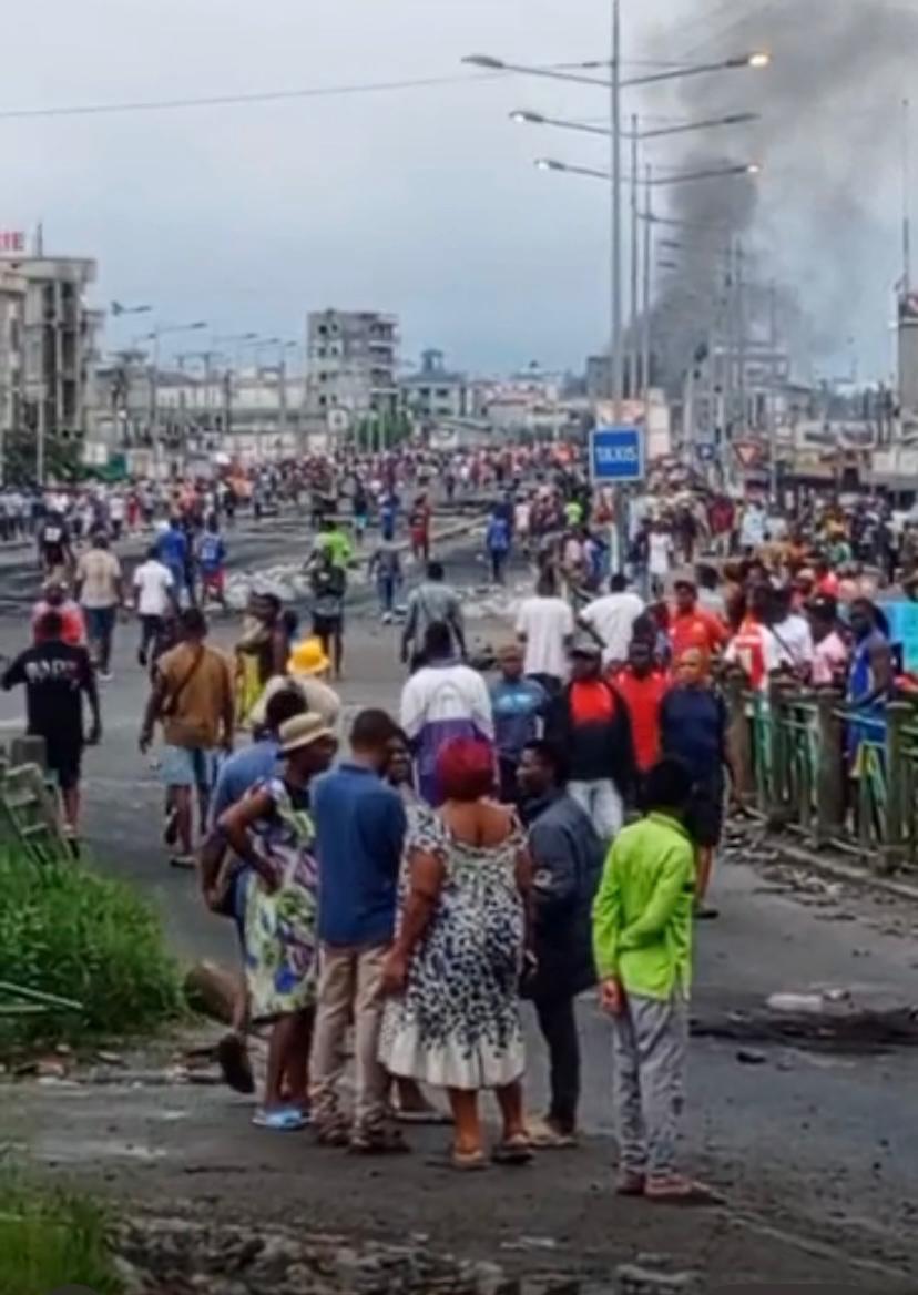 Capture d'écran d'une vidéo montrant des manifestants dans la ville de Douala, région du Littoral, au Cameroun, le 28 octobre 2025.