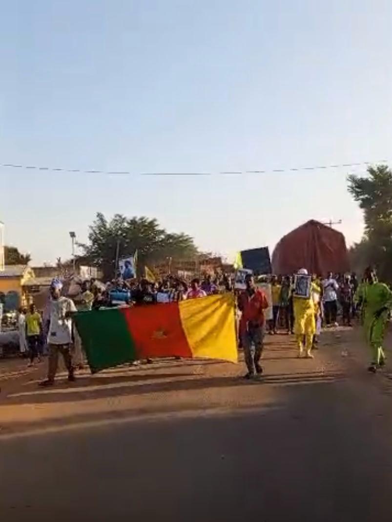 Des manifestants pacifiques à Garoua, dans la région du Nord du Cameroun, le 31 octobre 2025.