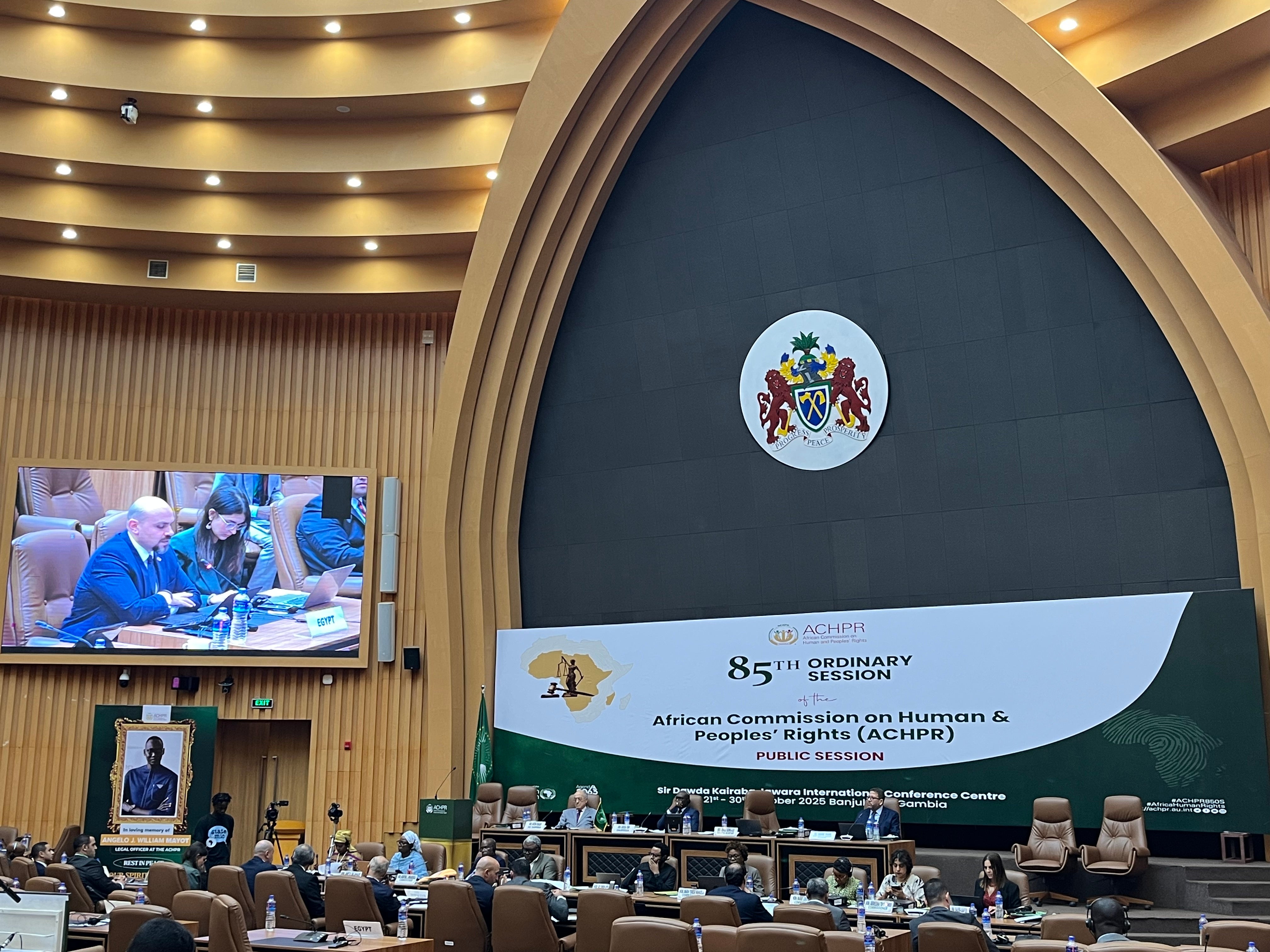 جلسة "اللجنة الأفريقية لحقوق الإنسان والشعوب" في بانجول، غامبيا، خلال مراجعة مصر في أكتوبر/تشرين الأول 2025. 