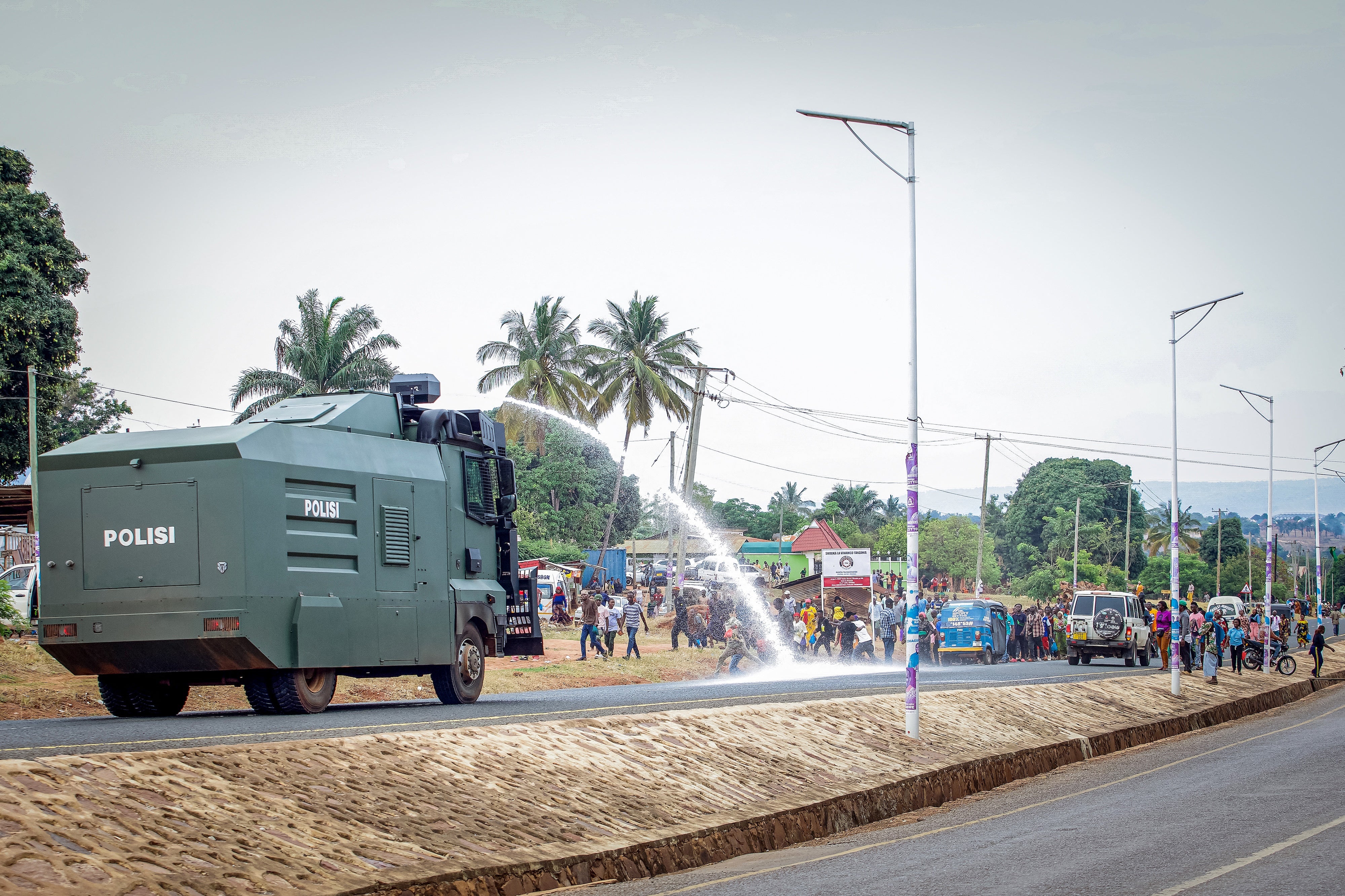 Un canon à eau monté sur un véhicule de police tanzanienne tirait un jet d’eau sur des partisans de l’opposition participant à une manifestation à Kigoma, en Tanzanie, le 30 octobre 2025, au lendemain des élections présidentielle et législatives tenues dans ce pays. 