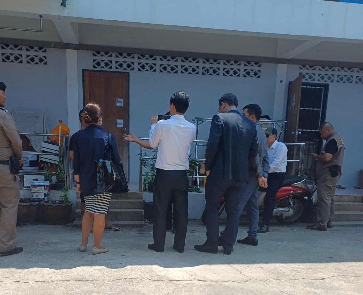 Des policiers vietnamiens venus en Thaïlande interrogeaient un homme vietnamien ayant cherché refuge dans ce pays, le 14 mars 2024. 