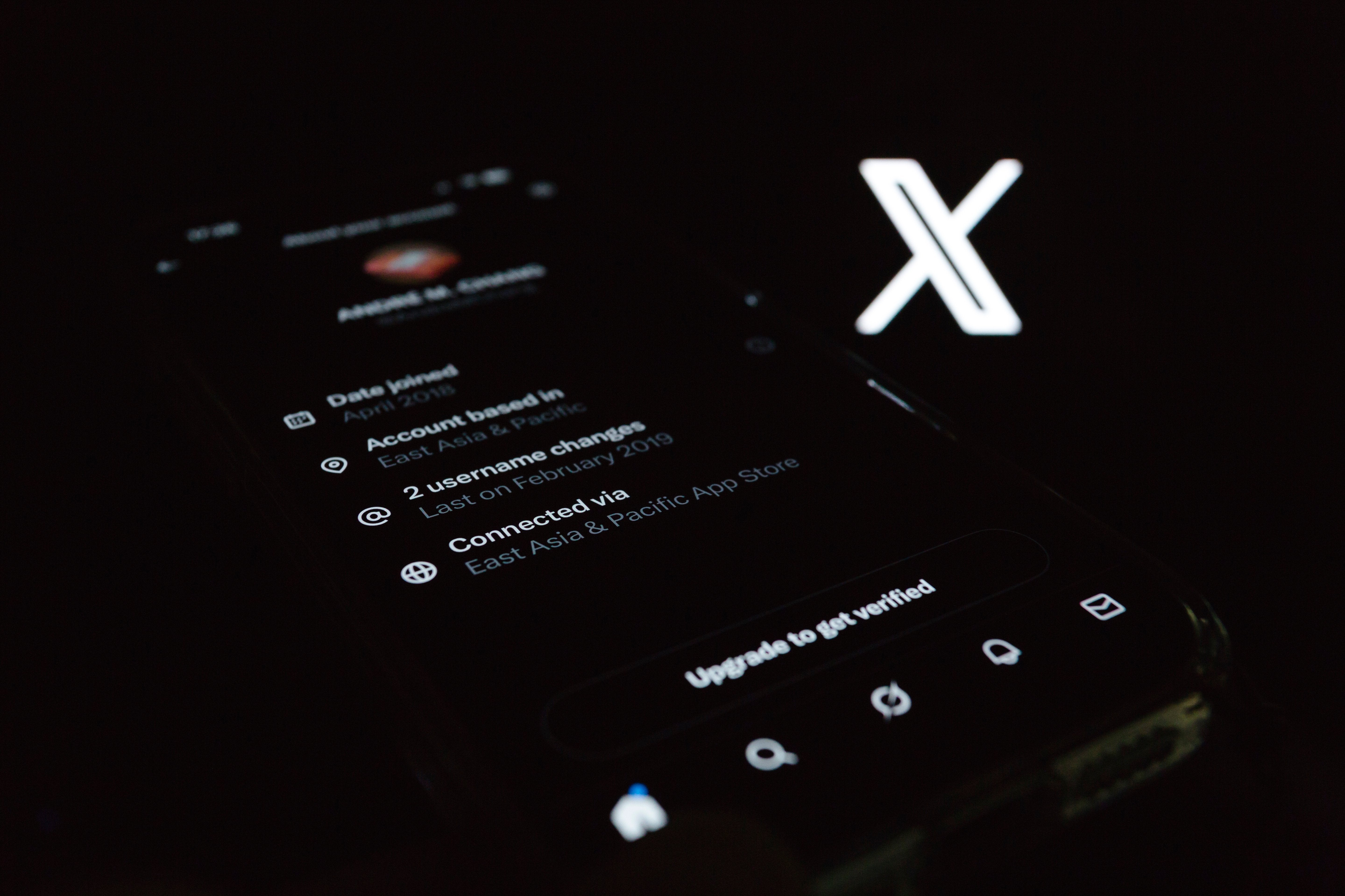 أطلقت منصة "إكس" ميزة جديدة تسمى "نبذة عن هذا الحساب" كما تظهر على "أيفون"، 23 نوفمبر/تشرين الثاني 2025. 
