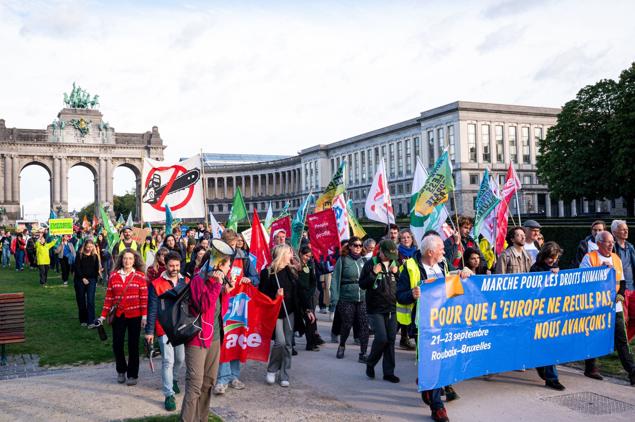 Des militants européens manifestent à Bruxelles le 23 septembre 2025 pour protester contre les efforts des États de l’UE visant à affaiblir la législation européenne sur la responsabilité des entreprises, la directive sur le devoir de diligence des entreprises en matière de durabilité.