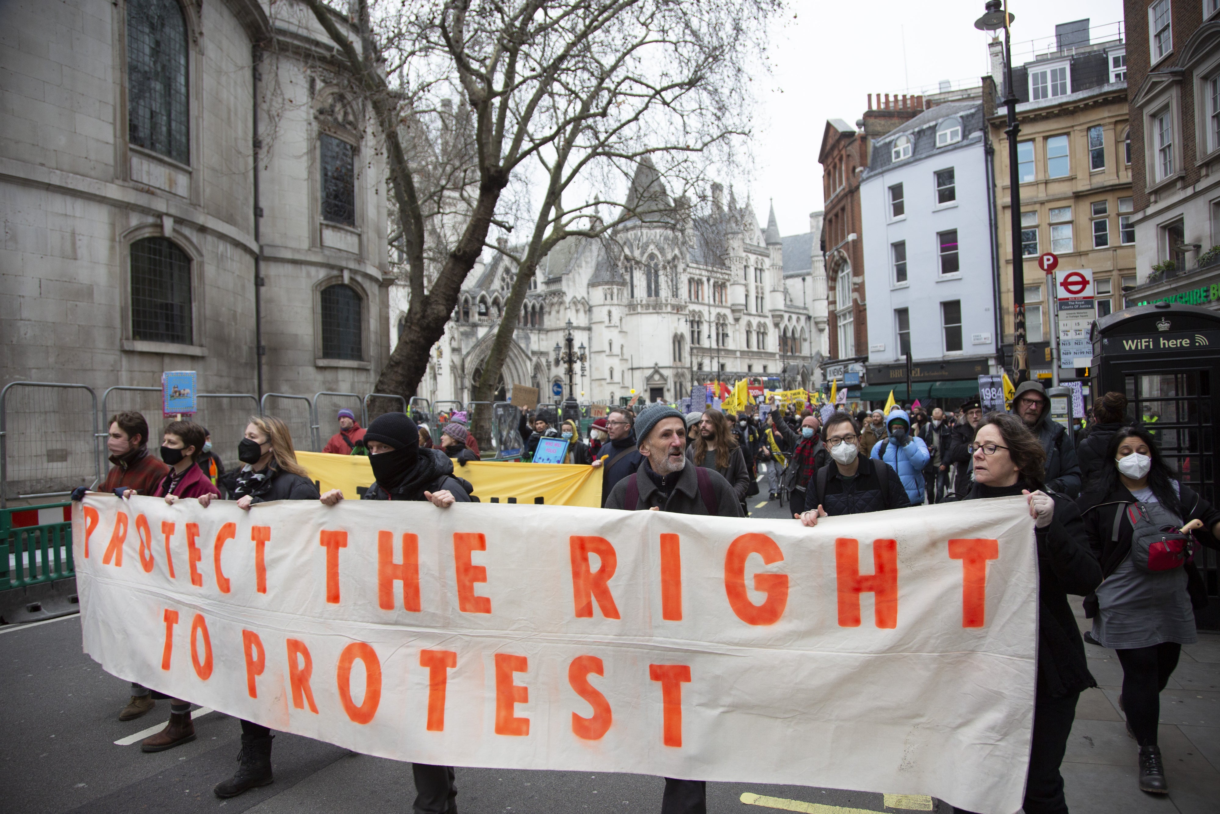 Des manifestants tenaient une banderole appelant à protéger le droit de protester, lors d'un rassemblement contre le projet de loi britannique sur la police, la criminalité, les peines et les tribunaux (Police, Crime, Sentencing and Courts, PCSC) à Londres, le 15 janvier 2022.