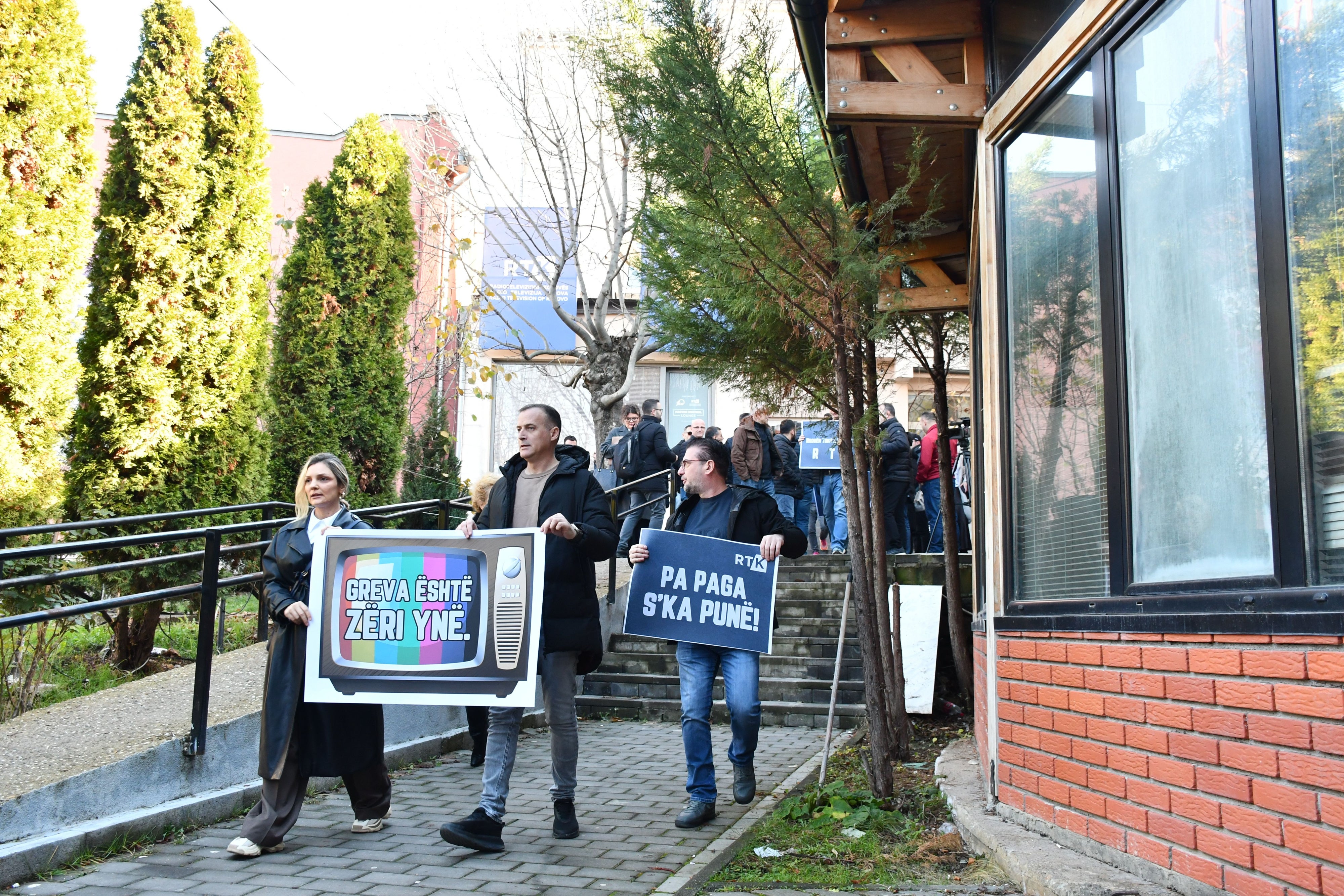 Oko 700 zaposlenih u kosovskom javnom servisu RTK pokrenulo je štrajk nakon što nisu primili plate za oktobar u Prištini, Kosovo, 24. novembra 2025. © 2025 Eren Beksac/Anadolu preko Geti ImadžisOko 700 zaposlenih u kosovskom javnom servisu RTK pokrenulo je štrajk nakon što nisu primili plate za oktobar u Prištini, Kosovo, 24. novembra 2025.
