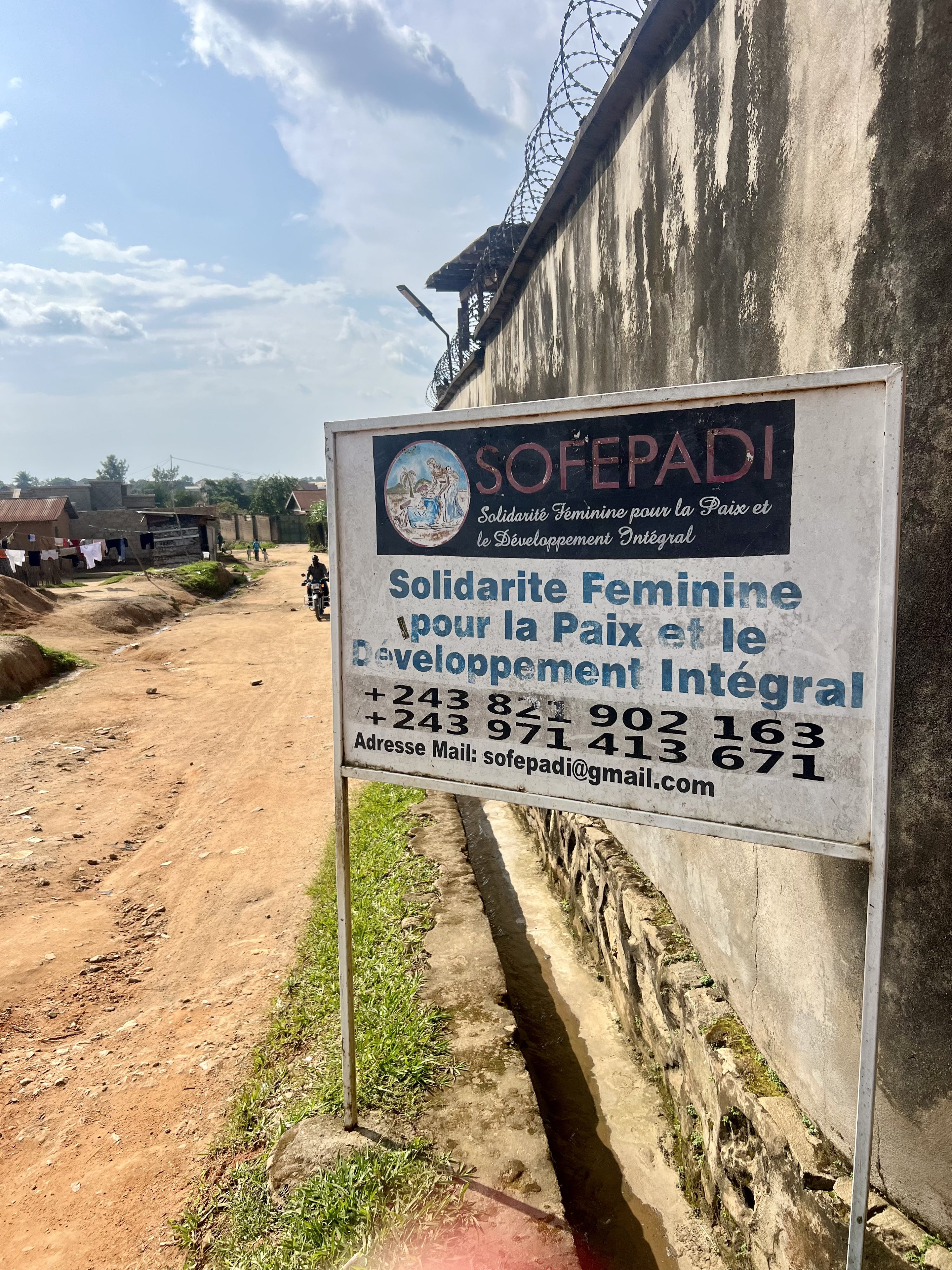 Vue extérieure du bureau régional de la SOFEPADI, une organisation congolaise qui se consacre à la promotion et à la défense des droits des femmes et des filles, à Beni, dans le nord-est de la RD Congo. 