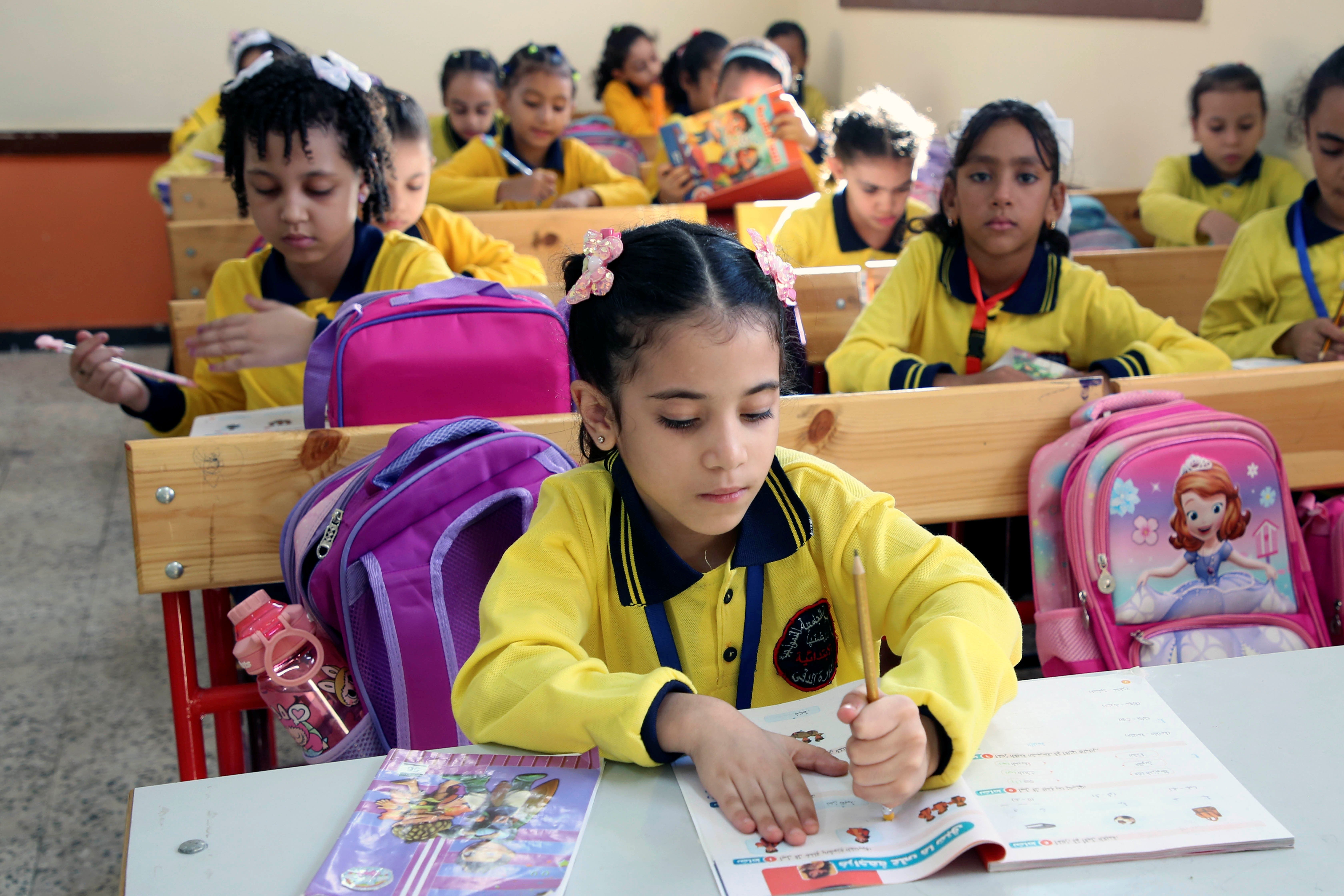 تلميذات في اليوم الأول من العام الدراسي الجديد في مدرسة حكومية بالقاهرة، مصر، 21 سبتمبر/أيلول 2025.