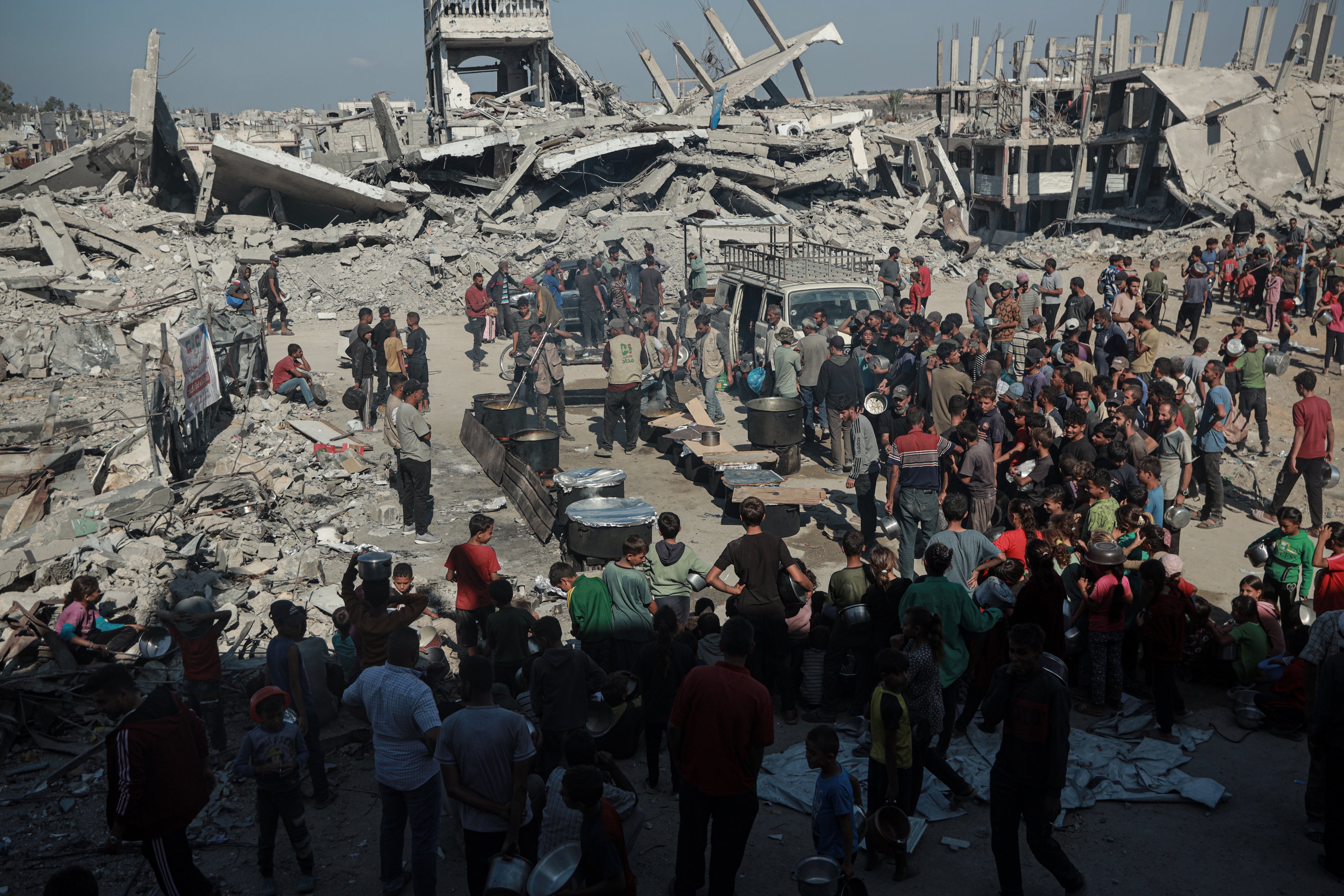 فلسطينيون يتدفقون إلى منطقة توزع فيها منظمة خيرية الطعام الساخن مع استمرار أزمة الغذاء في بيت لاهيا، غزة، في 28 أكتوبر/تشرين الأول 2025.